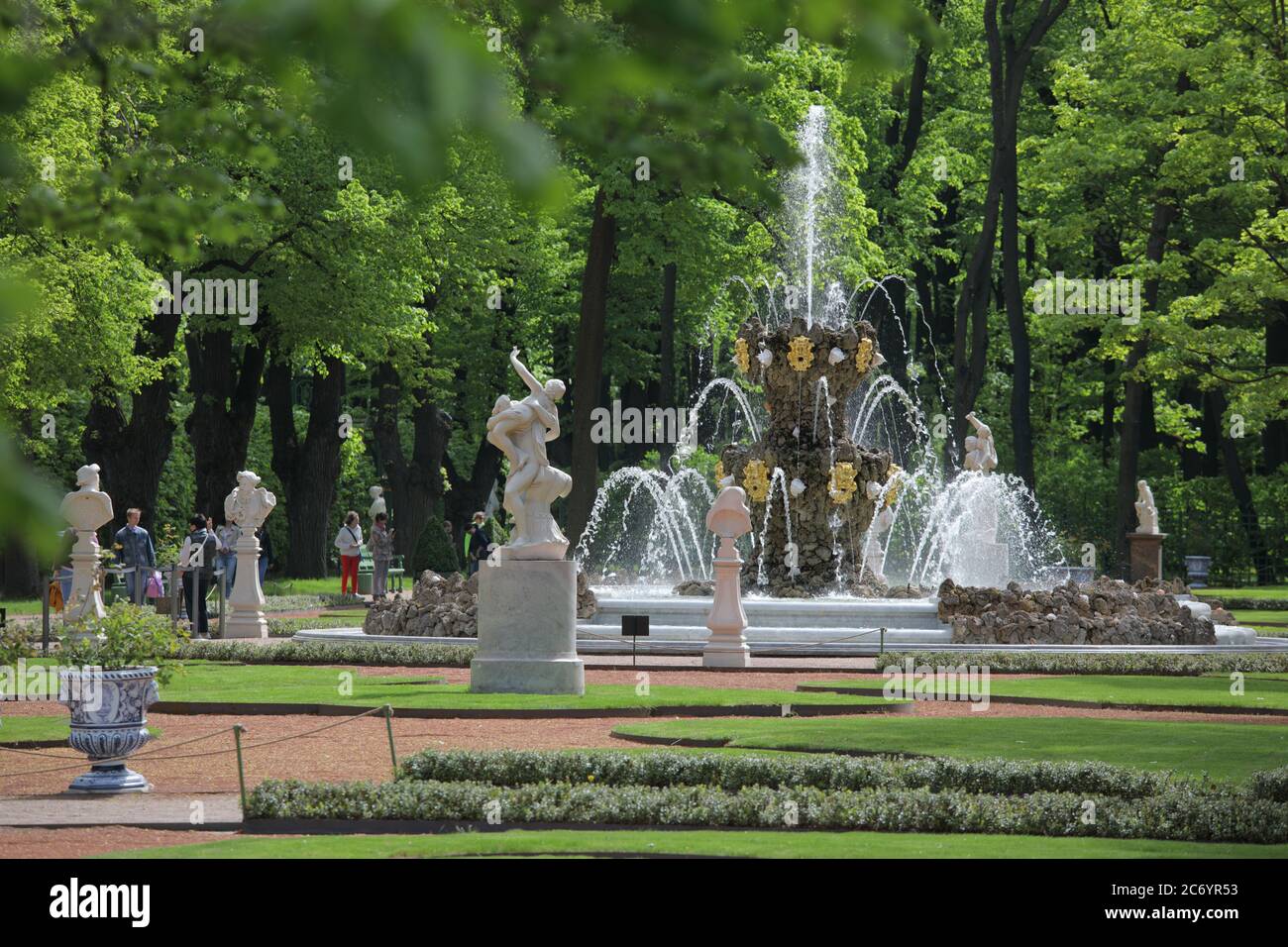 San Pietroburgo, Russia - 19 maggio 2018: Persone che camminano alla fontana nel Giardino d'Estate. Fondato nel 1704, il giardino è il luogo preferito per il tempo libero nel cuore della città Foto Stock