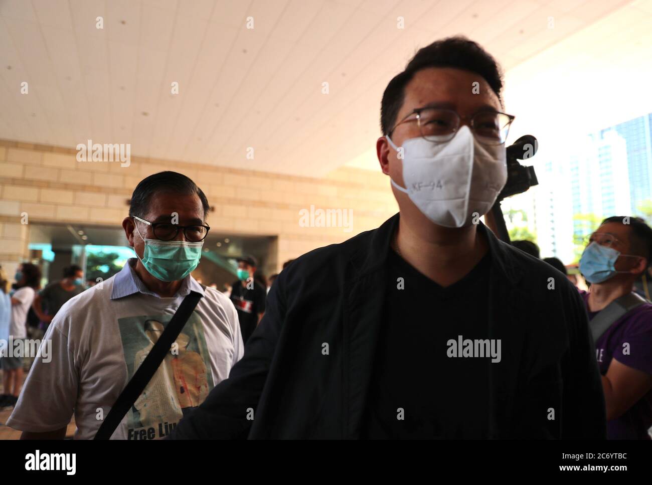 Hong Kong. 13 luglio 2020. Andrew WAN Siu-kin tra altri 13 oppositori che hanno partecipato alla Corte di oggi, citano al West Kowloon Magistrate il 13 luglio 2020, Hong Kong, come la polizia che sostiene di aver incitato la gente a partecipare a un raduno illegale il 4 giugno, quando la polizia aveva vietato grandi riunioni citando regole di distanza sociale per combattere la pandemia del coronavirus. Credit: May James/ZUMA Wire/Alamy Live News Foto Stock