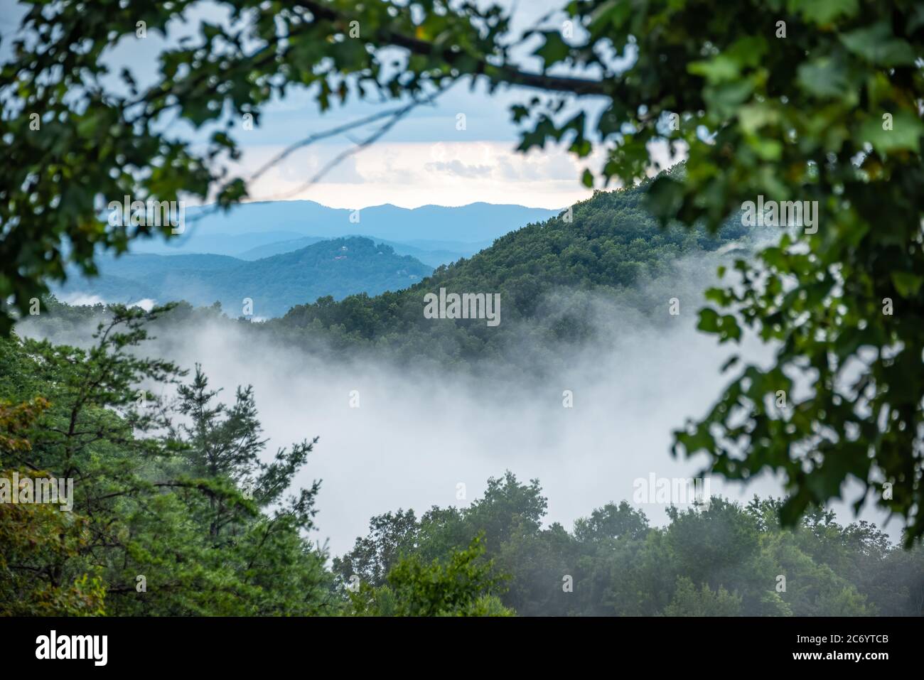 Blue Ridge Mountains paesaggio panoramico di basse nuvole che si arrampicano attraverso le valli montane delle montagne della Georgia settentrionale. (STATI UNITI) Foto Stock