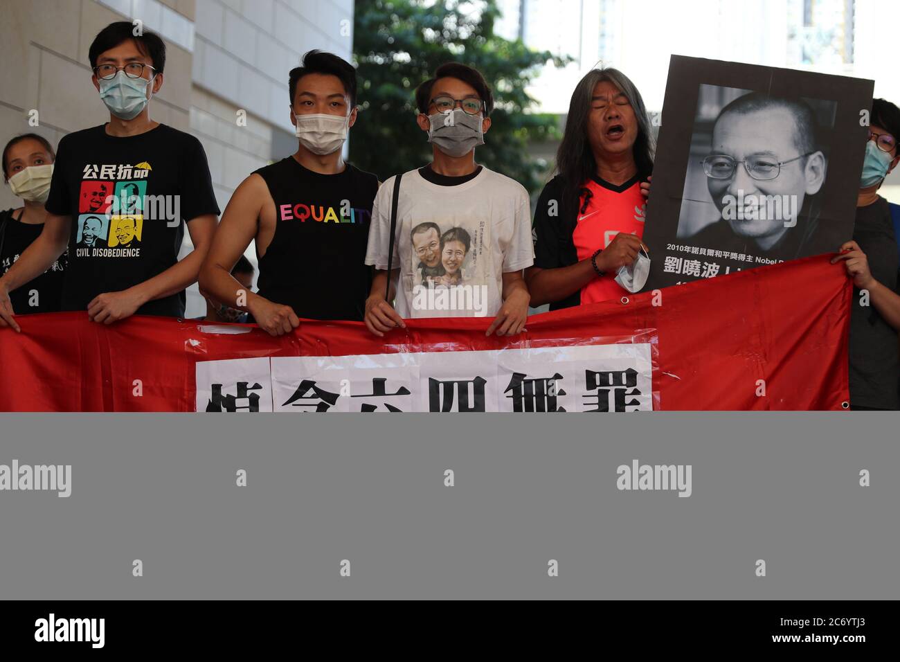 Hong Kong. 13 luglio 2020. Foto da sinistra a destra: Avely ng, Jimmy sum, Figo Chan ho-wun, Longhair partecipano al Magistrato di Kowloon occidentale per sostenere l'opposizione del 13 che oggi partecipa, menzionata il 13 luglio 2020, Hong Kong, come polizia che sostiene di aver incitato la gente a partecipare ad un raduno illegale il 4 giugno, quando la polizia aveva vietato grandi riunioni citando regole di distanza sociale per combattere la pandemia del coronavirus. (Immagine di credito: © May JamesZUMA Wire) Foto Stock