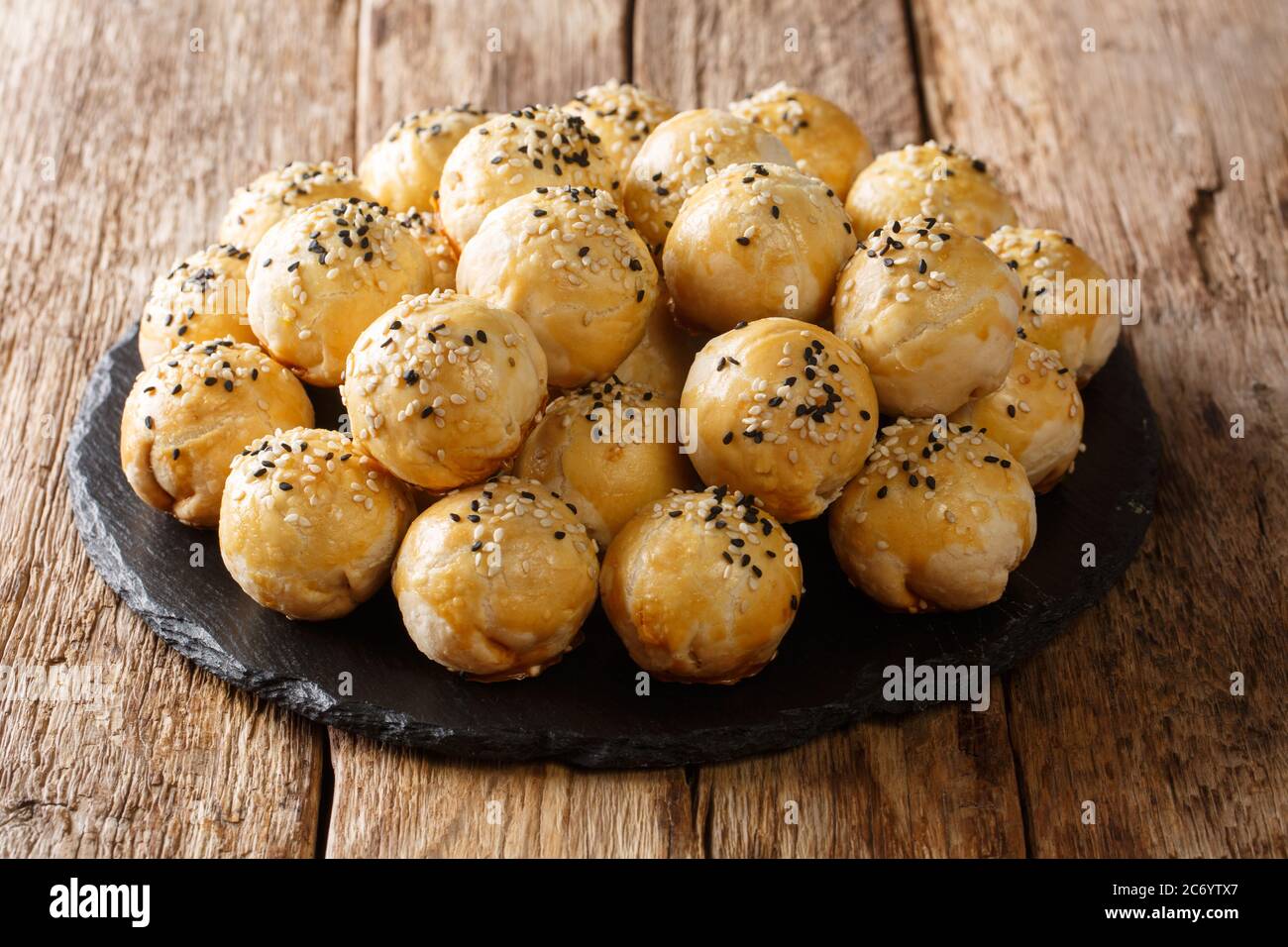 I biscotti Tambun sono tipicamente fatti da farina di grano, zucchero, pasta di fagioli verdi, cipolle fritte da vicino sul tavolo. Orizzontale Foto Stock