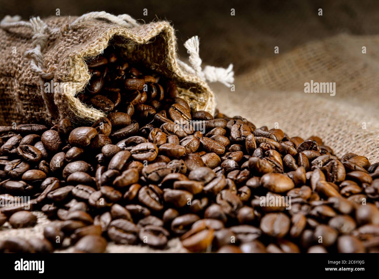 Chicchi di caffè - i chicchi di caffè in un sacchetto di lino - messa a fuoco selettiva - immagine Foto Stock