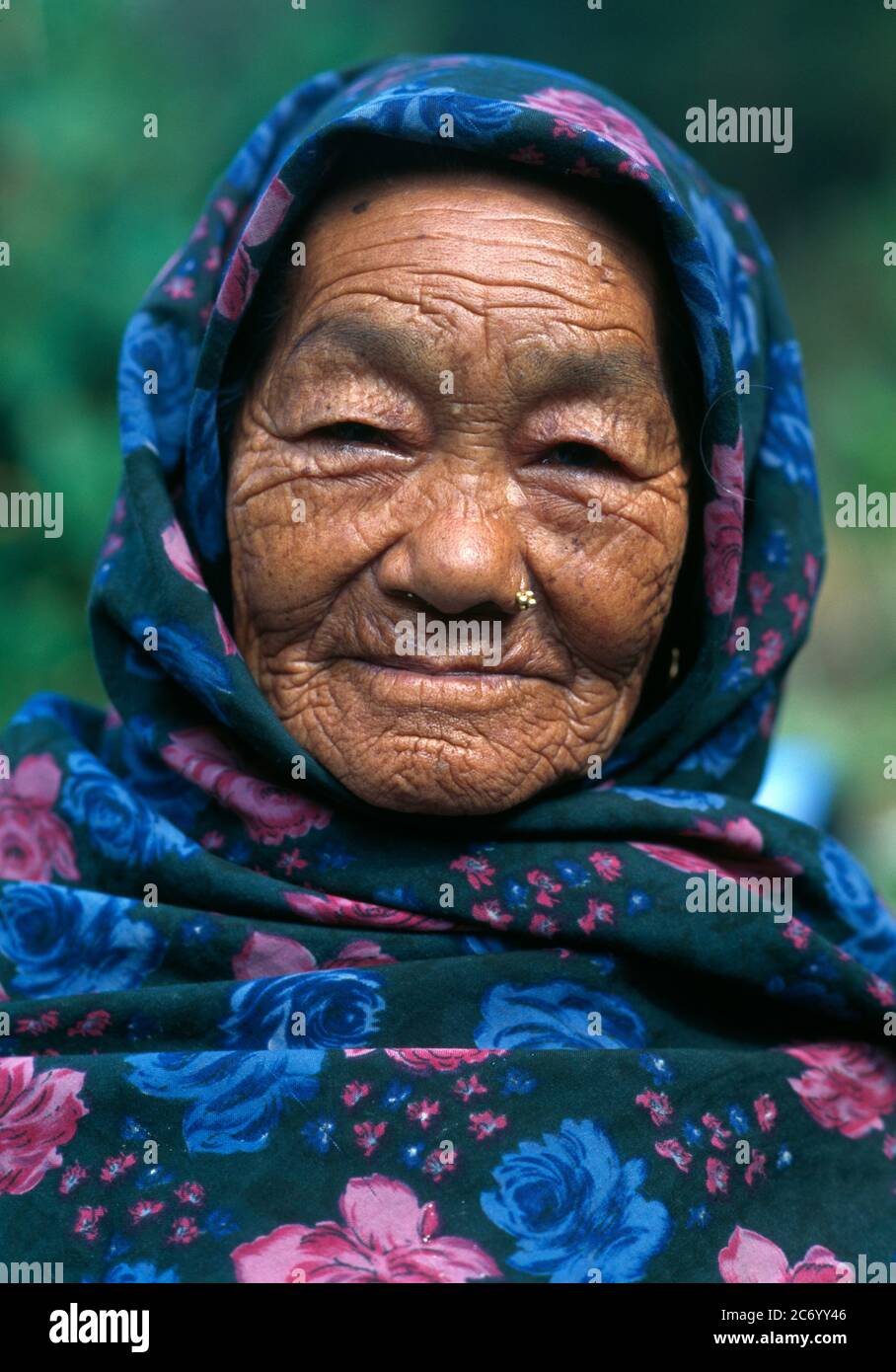 Ritratto di una vecchia donna nepalese sorridente in un villaggio di montagna, Nepal Foto Stock