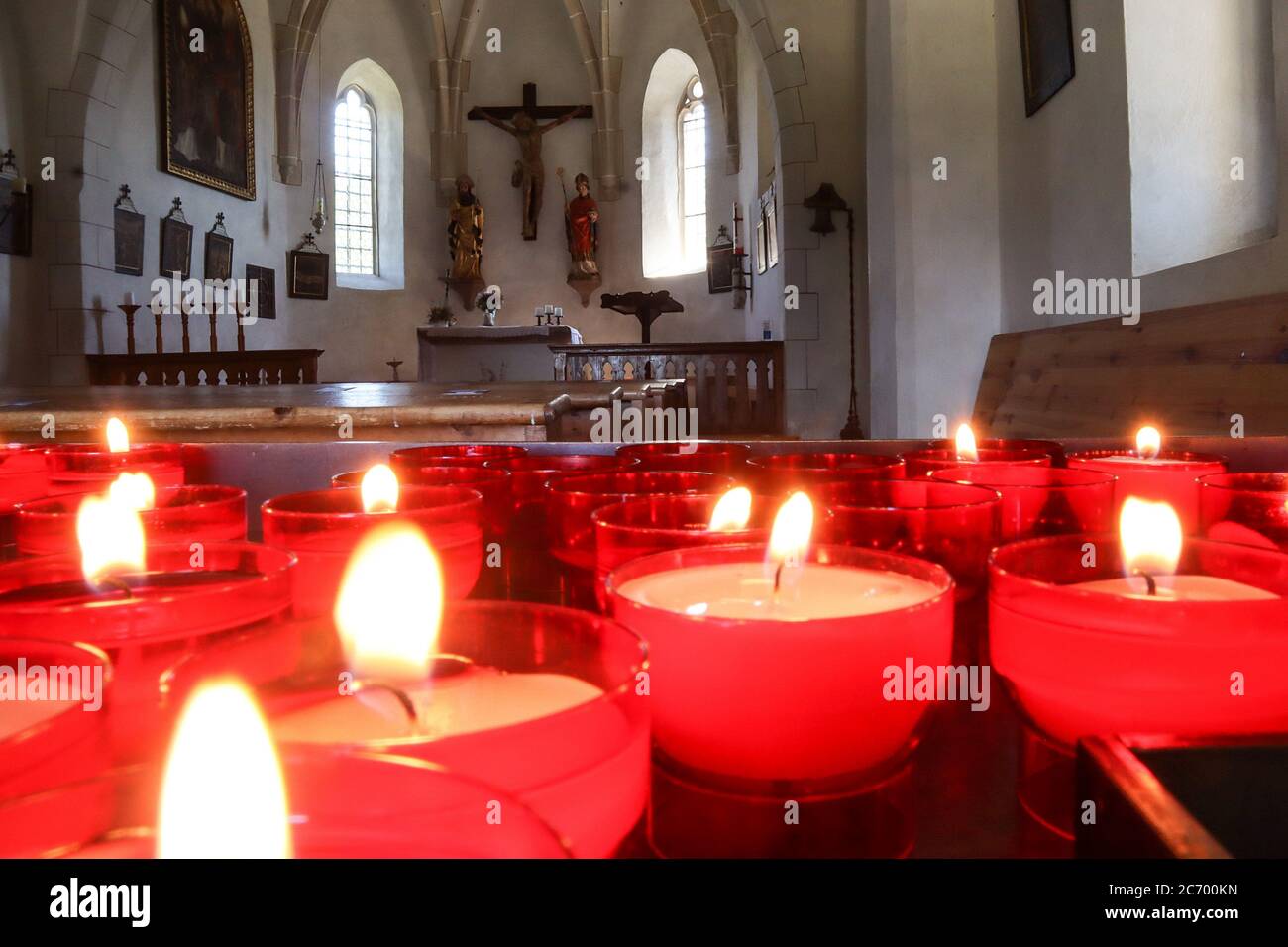 Alto Adige, Italia Luglio 2020: Impressioni dell'Alto Adige Luglio 2020 Vigiljoch, piccola chiesa di San Vigilio, all'interno con vista sulle candele e sull'altare | uso in tutto il mondo Foto Stock
