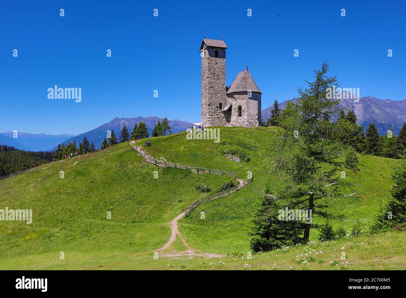 Alto Adige, Italia Luglio 2020: Impressioni dell'Alto Adige Luglio 2020 Vigiljoch, piccola chiesa di San Vigilio | uso in tutto il mondo Foto Stock