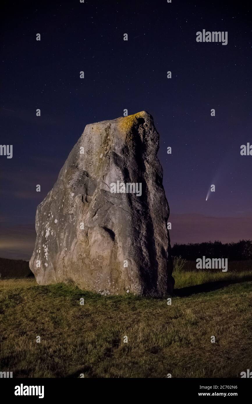 La cometa Neoswise (C/2020 F3) vista dal cerchio di pietra di Avebury, patrimonio dell'umanità dell'UNESCO, il 13 luglio 2020. Foto Stock