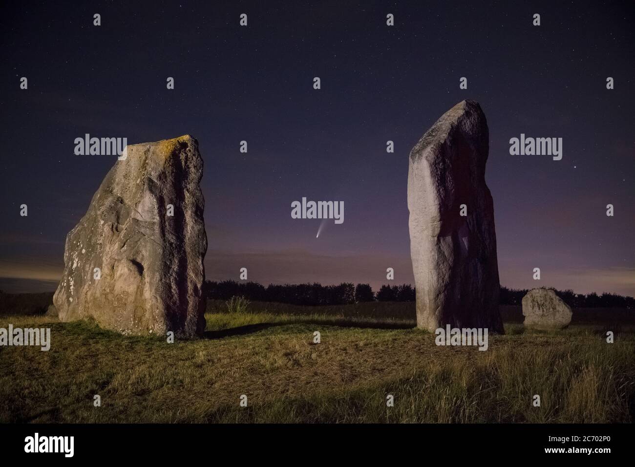 La cometa Neoswise (C/2020 F3) vista dal cerchio di pietra di Avebury, patrimonio dell'umanità dell'UNESCO, il 13 luglio 2020. Foto Stock