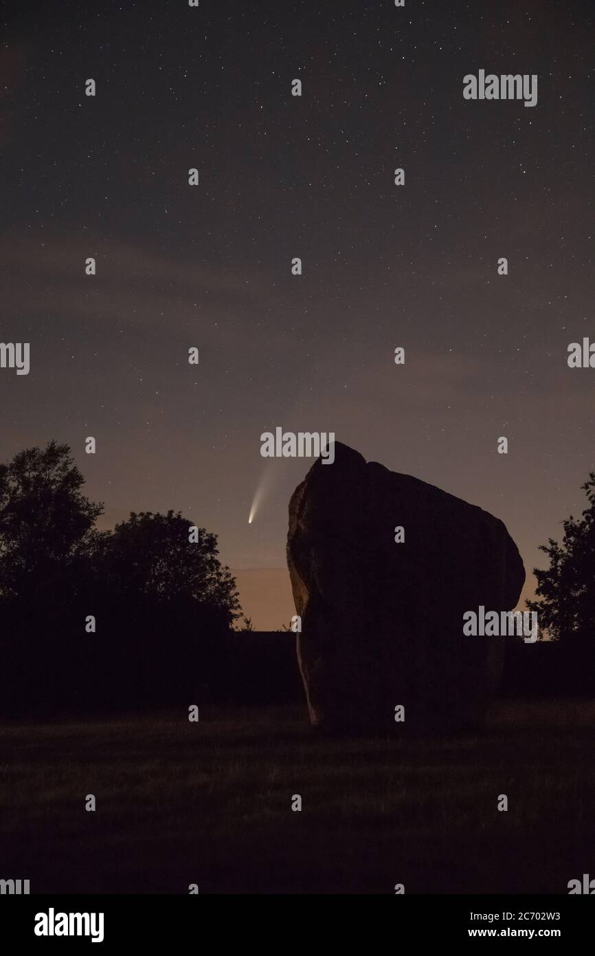 La cometa Neoswise (C/2020 F3) vista dal cerchio di pietra di Avebury, patrimonio dell'umanità dell'UNESCO, il 13 luglio 2020. Foto Stock