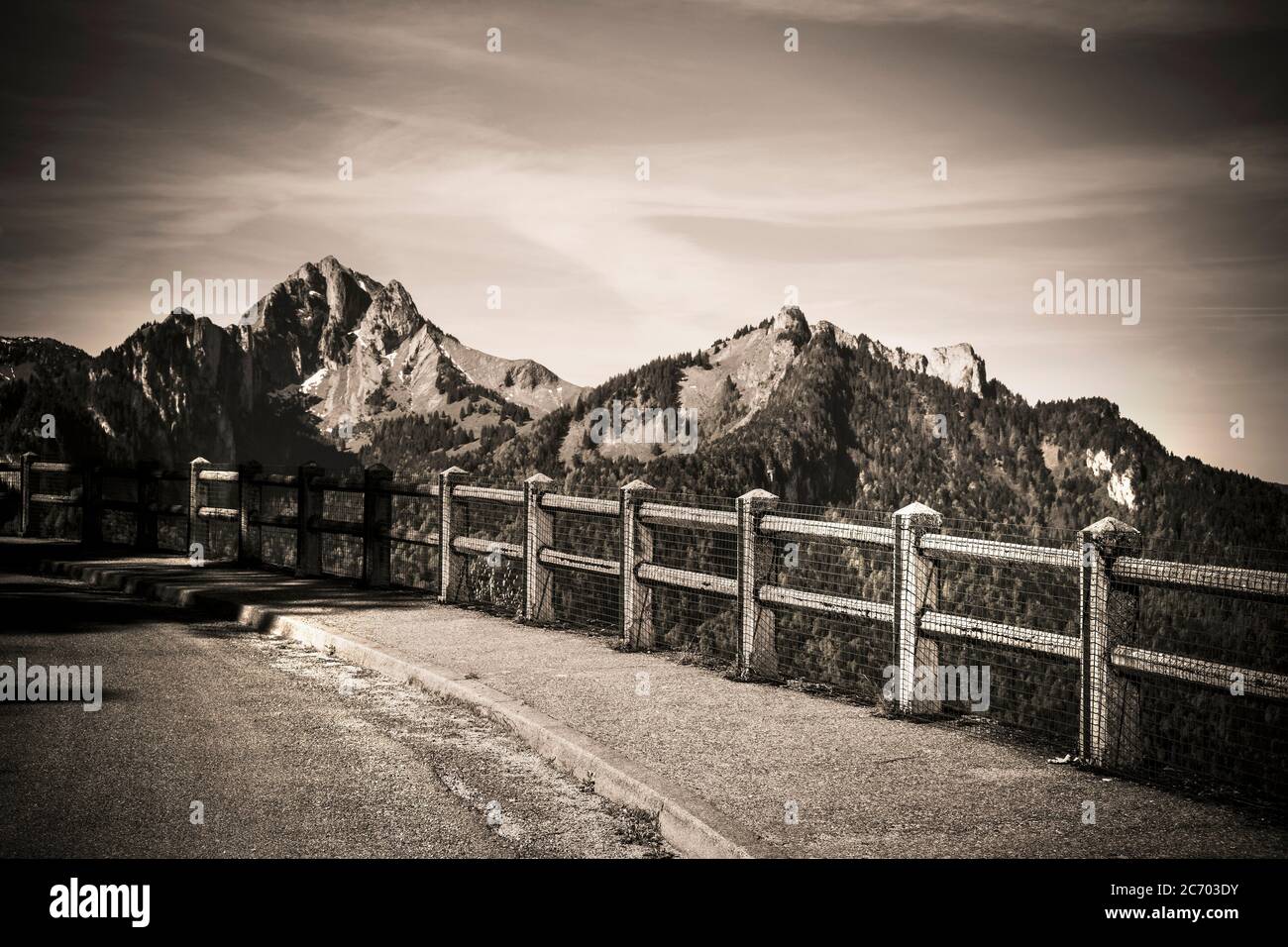 Mont Billiat, col de Trechauffe. Geopark Chablais UNESCO e vista sulla valle di Abondance, alta Savoia, Auvergne Rodano Alpi, Francia Foto Stock