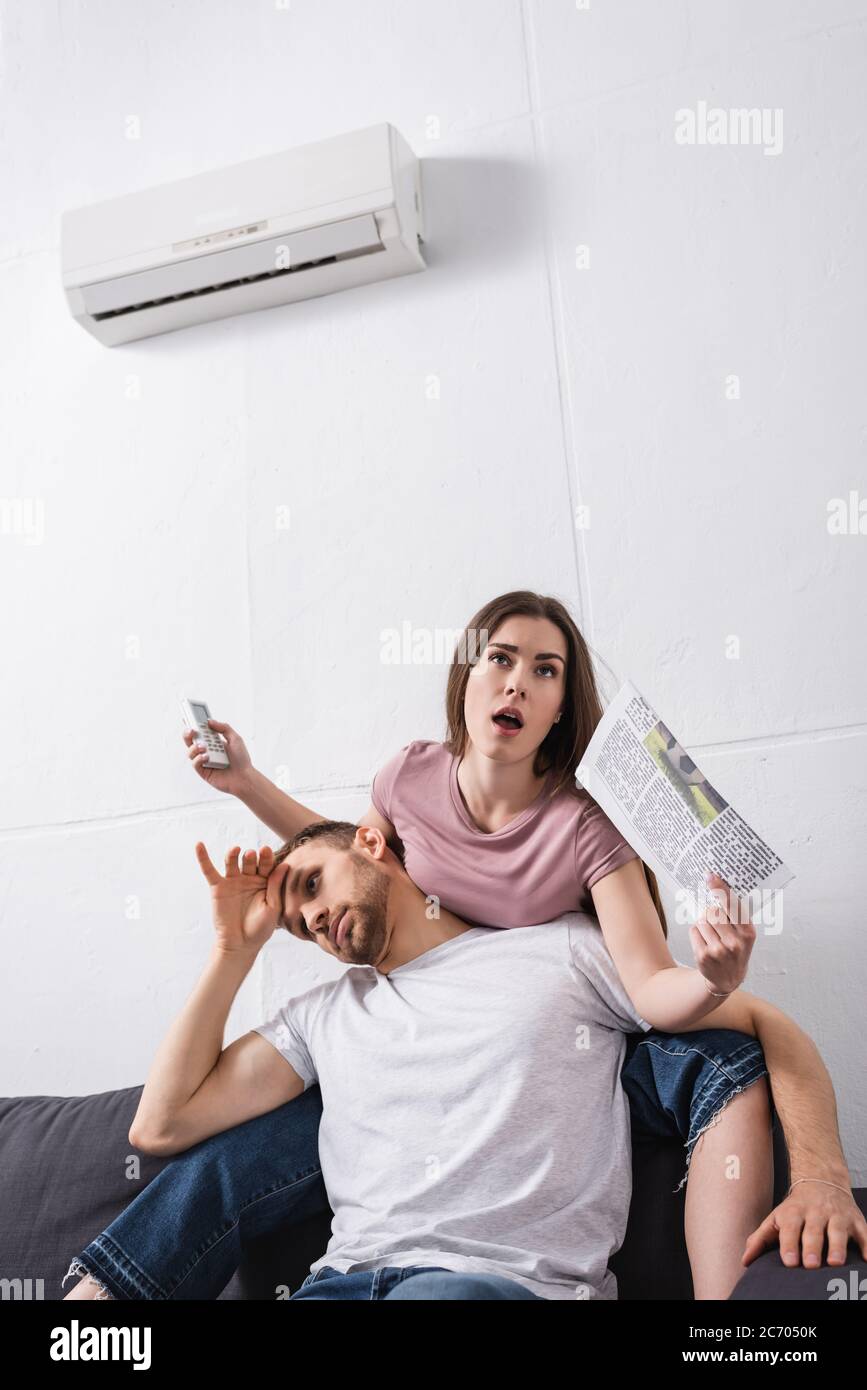 coppia arrabbiata a casa con aria condizionata rotta Foto stock - Alamy