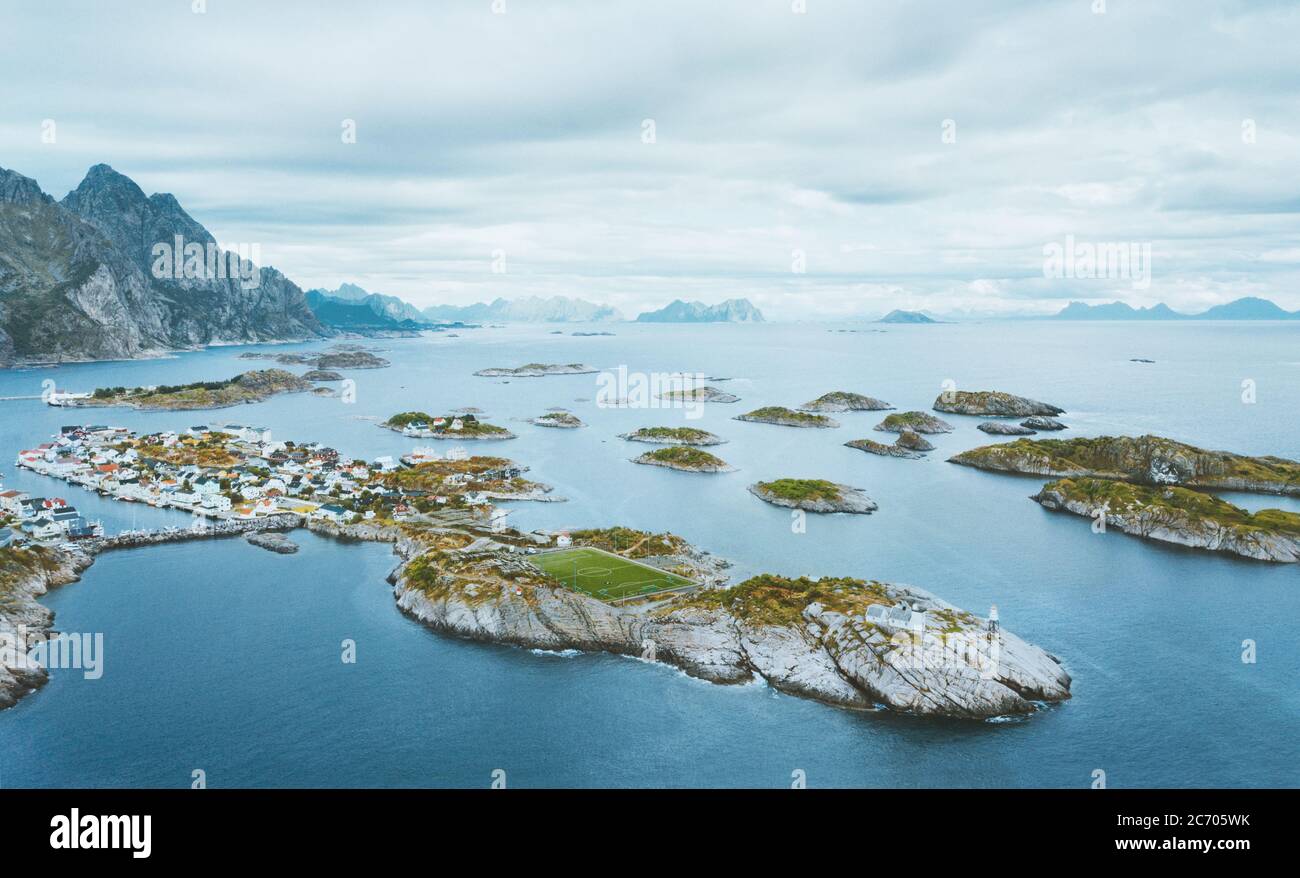 Lofoten isole vista aerea Henningsvaer villaggio e paesaggio marino in Norvegia famose destinazioni di viaggio drone vista scandinavo monumenti Foto Stock