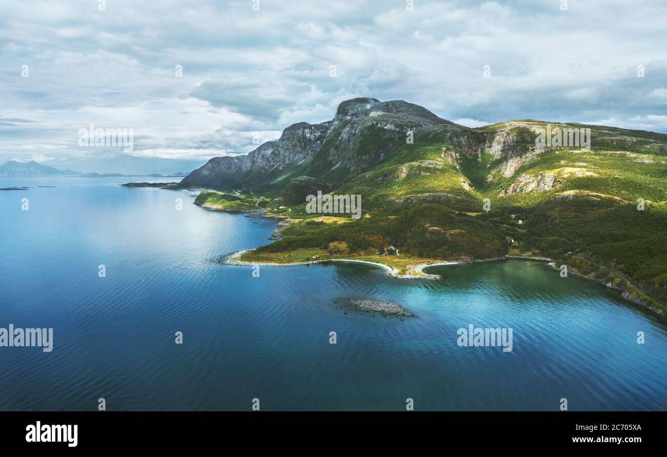 Vista aerea isola di Sandhornoya in Norvegia montagne e blu mare drone paesaggio natura scandinava natura estate stagione scenario Foto Stock