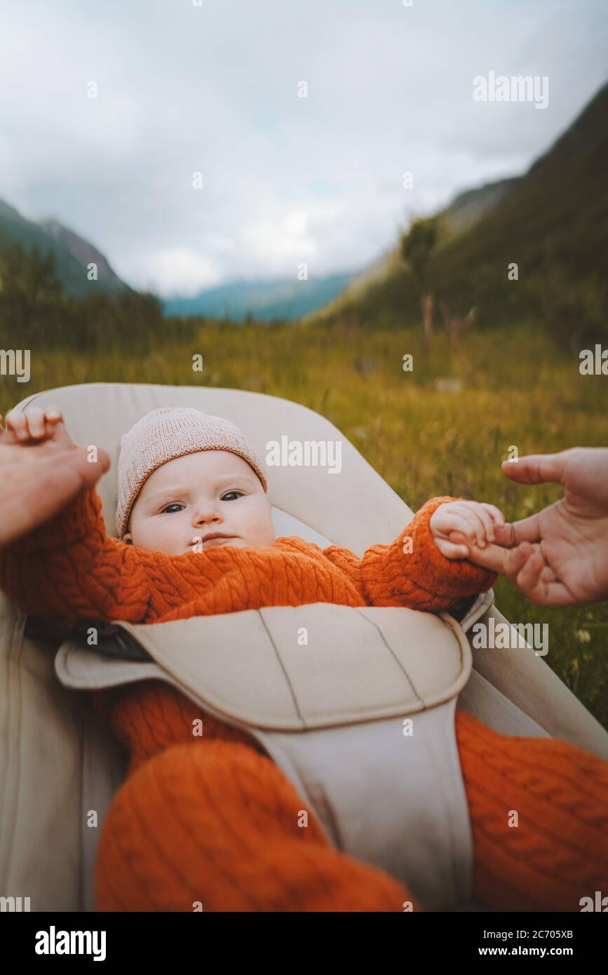 Baby sitter in famiglia rimbalzante genitori che tengono le mani del bambino madre e padre viaggio infanzia stile di vita all'aperto vacanze estive con i bambini Foto Stock