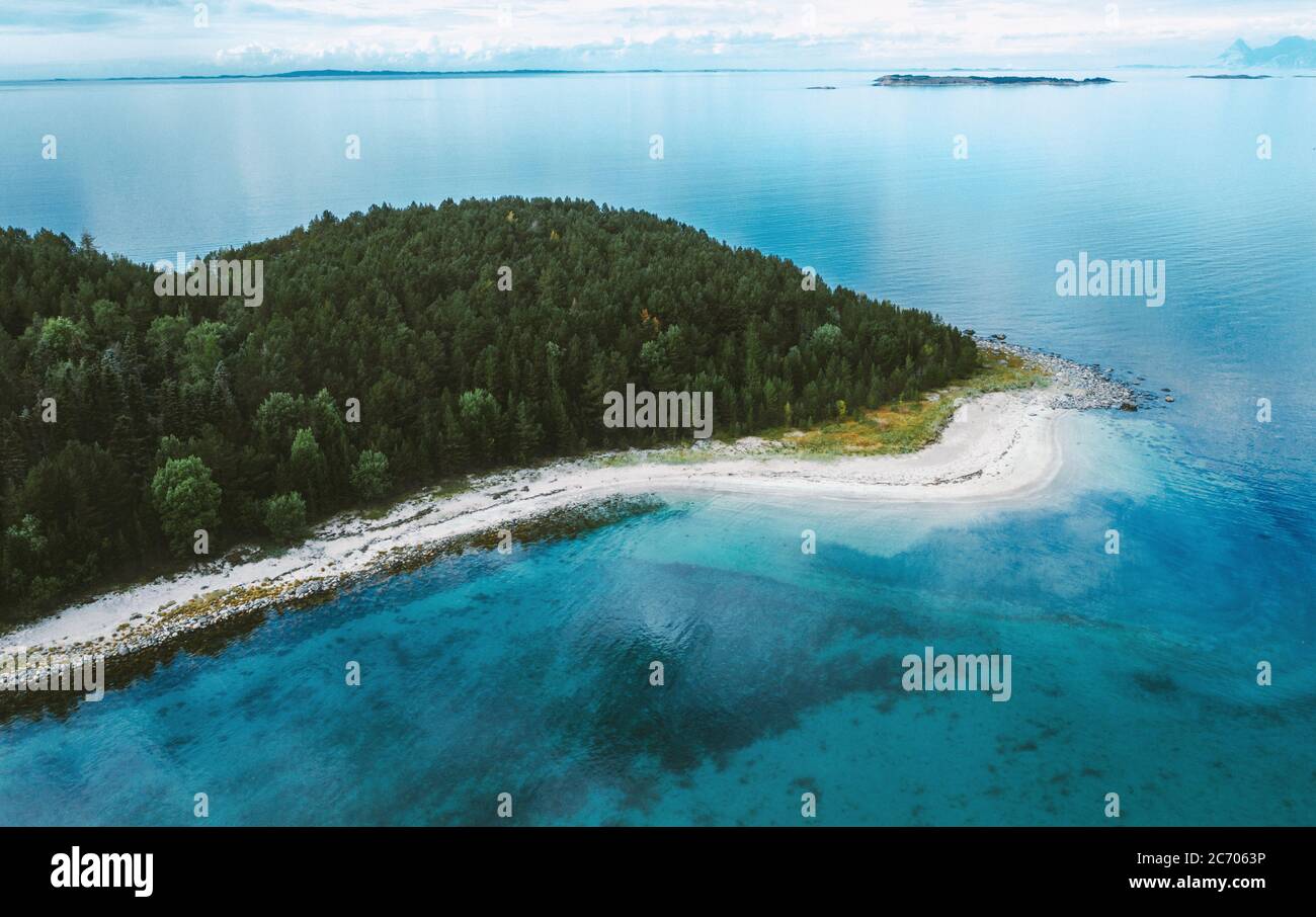 Vista aerea dell'isola, drone sopra l'oceano e alberi di conifere paesaggio in Norvegia mare blu acqua scandinavia natura selvaggia scenario Foto Stock