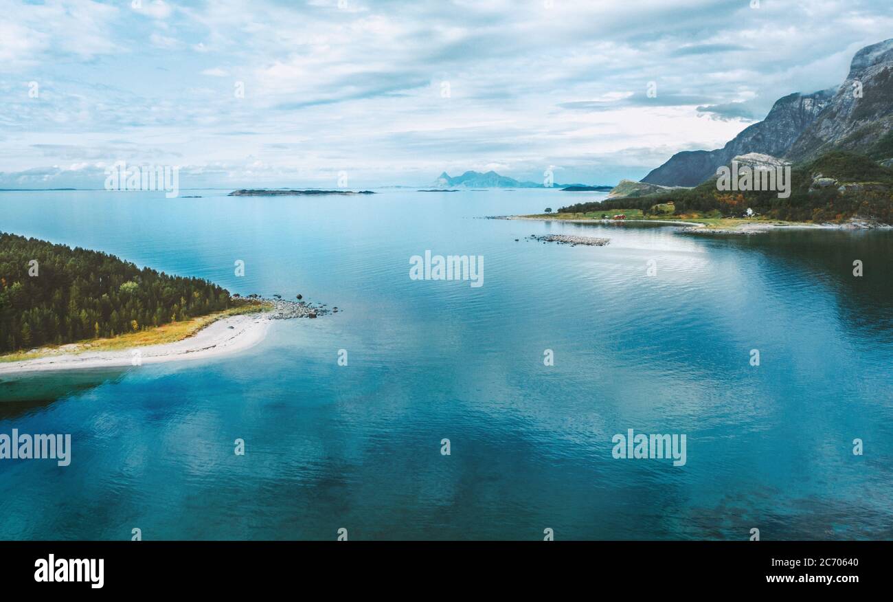 Vista aerea oceano e isole drone paesaggio in Norvegia mare blu acqua scandinavia natura selvaggia stagione estiva Foto Stock