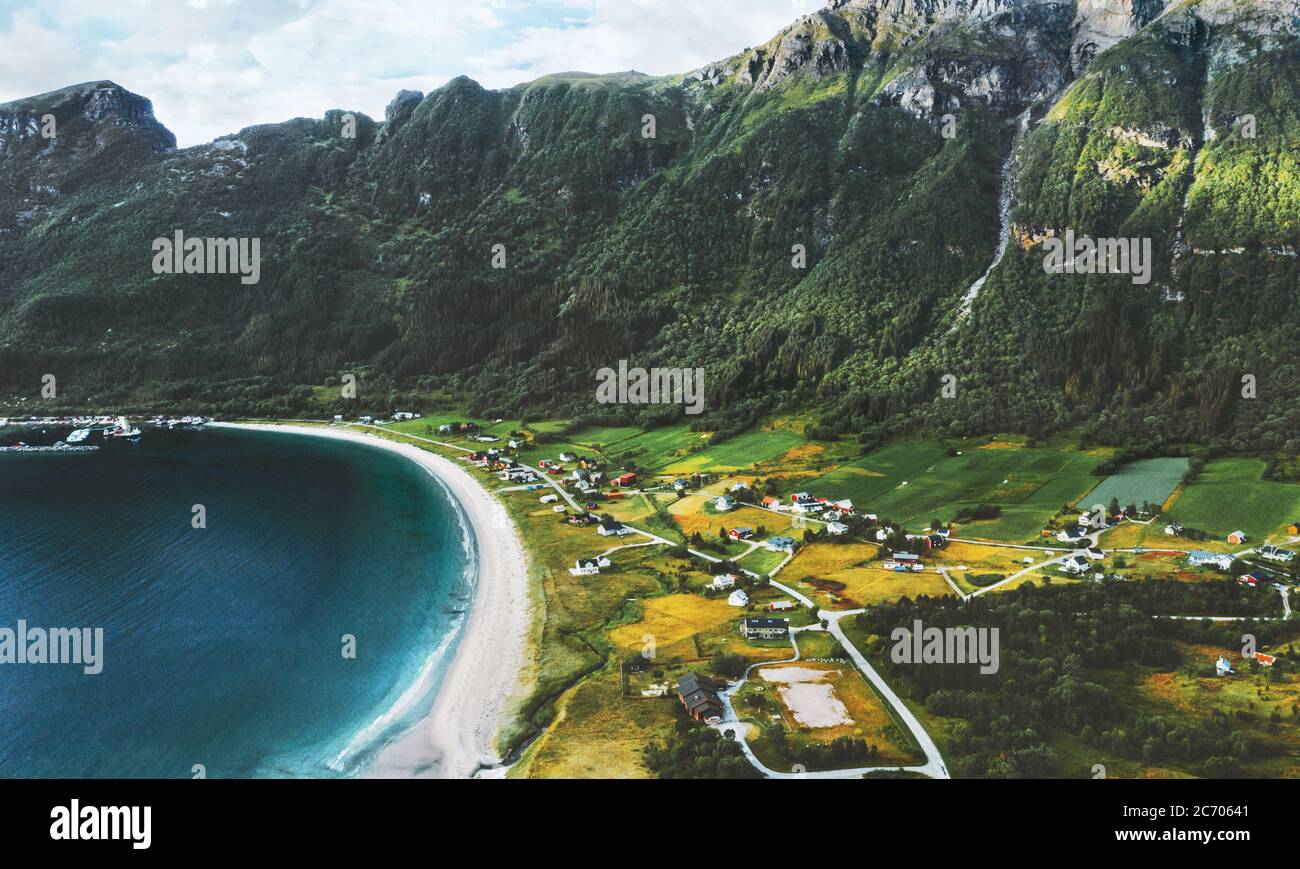 Norvegia veduta aerea Storvika spiaggia e mare con montagne sopra villaggio paesaggio destinazioni di viaggio estate stagione scenario Gildeskal kommune Foto Stock