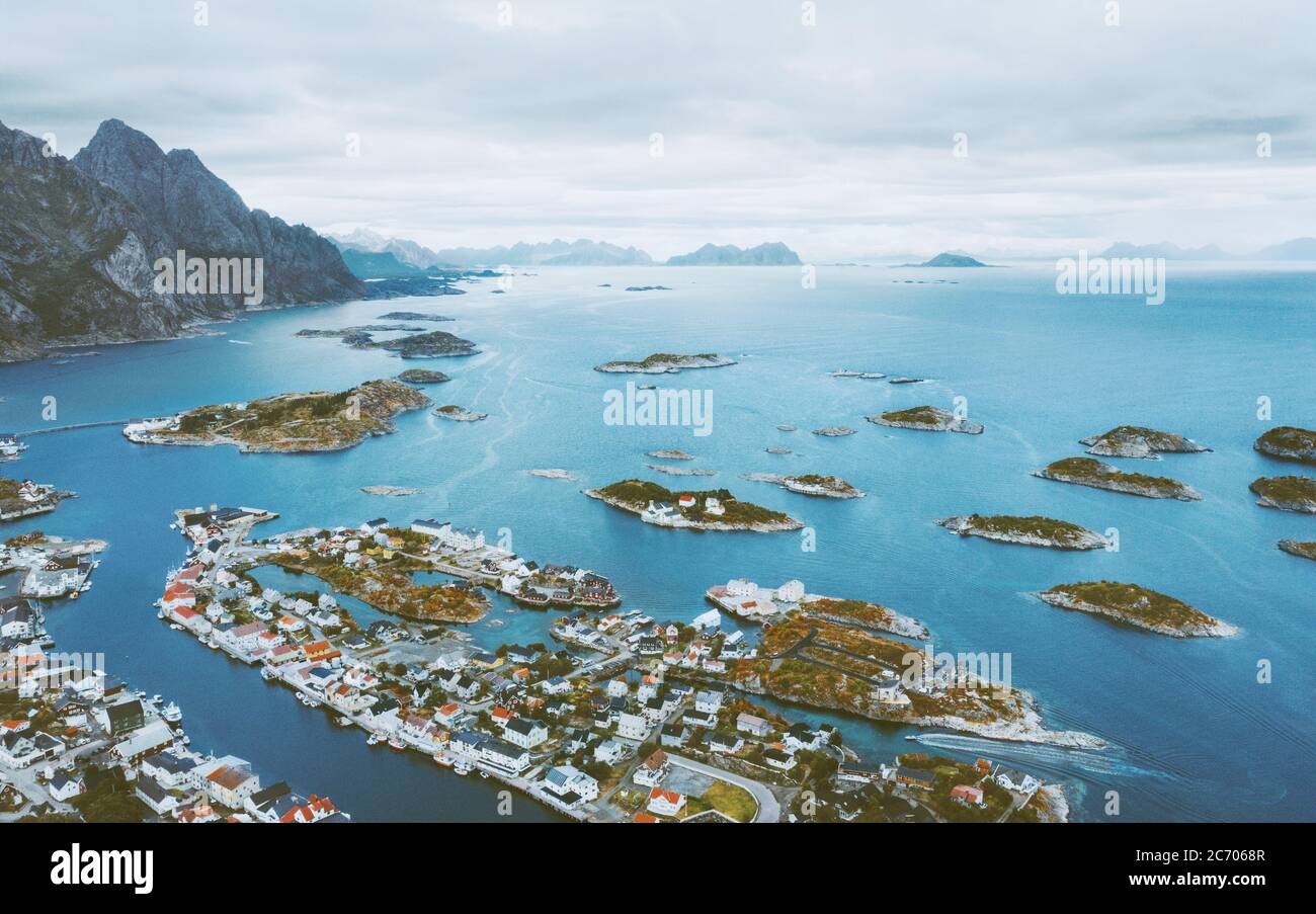 Vista aerea del villaggio di Henningsvaer in Norvegia le isole Lofoten destinazioni di viaggio drone paesaggio naturale Foto Stock
