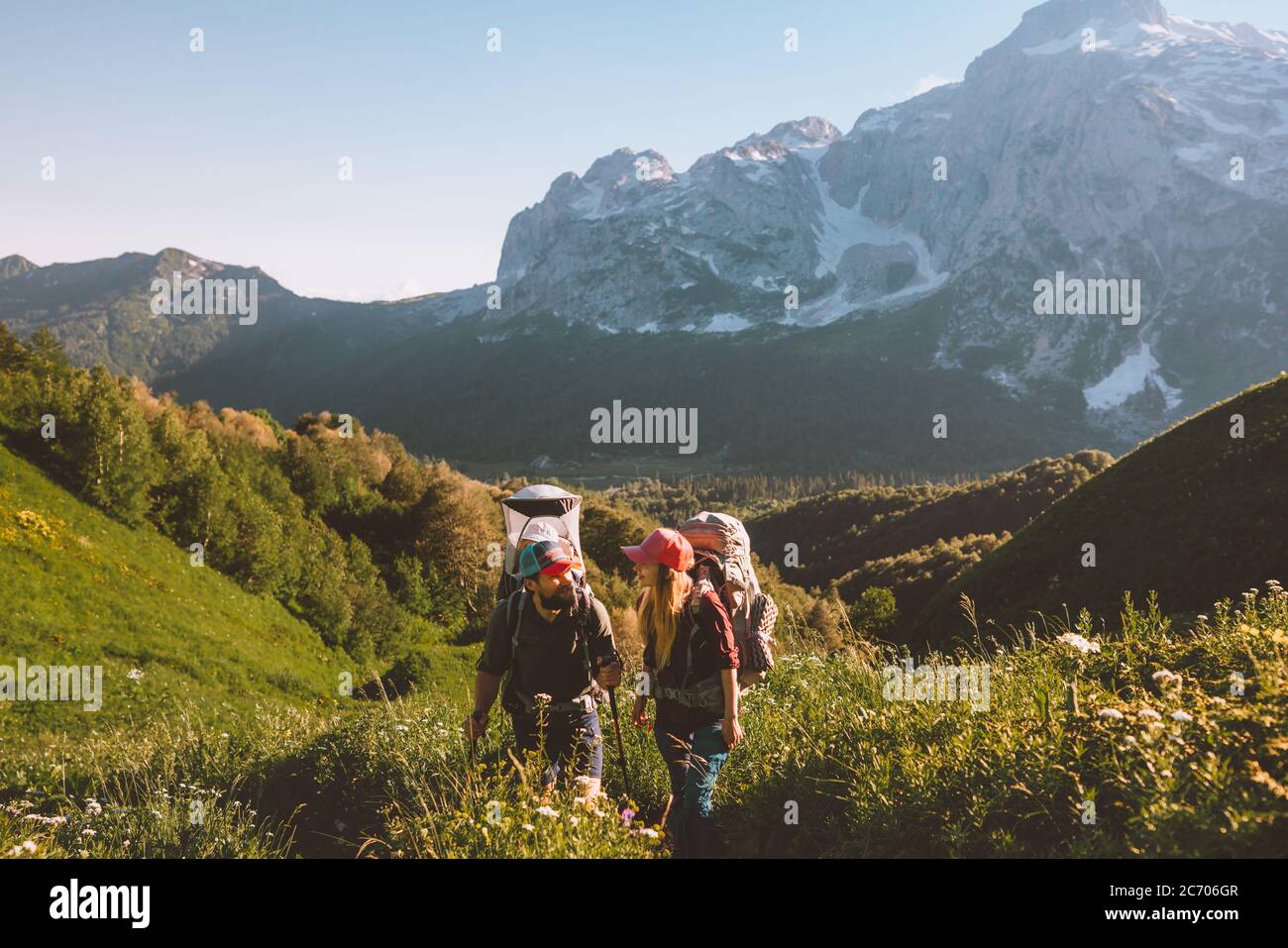 Coppia famiglia escursioni con bambino viaggio estate vacanza uomo e donna all'aperto sano stile di vita avventura viaggio in montagna Foto Stock
