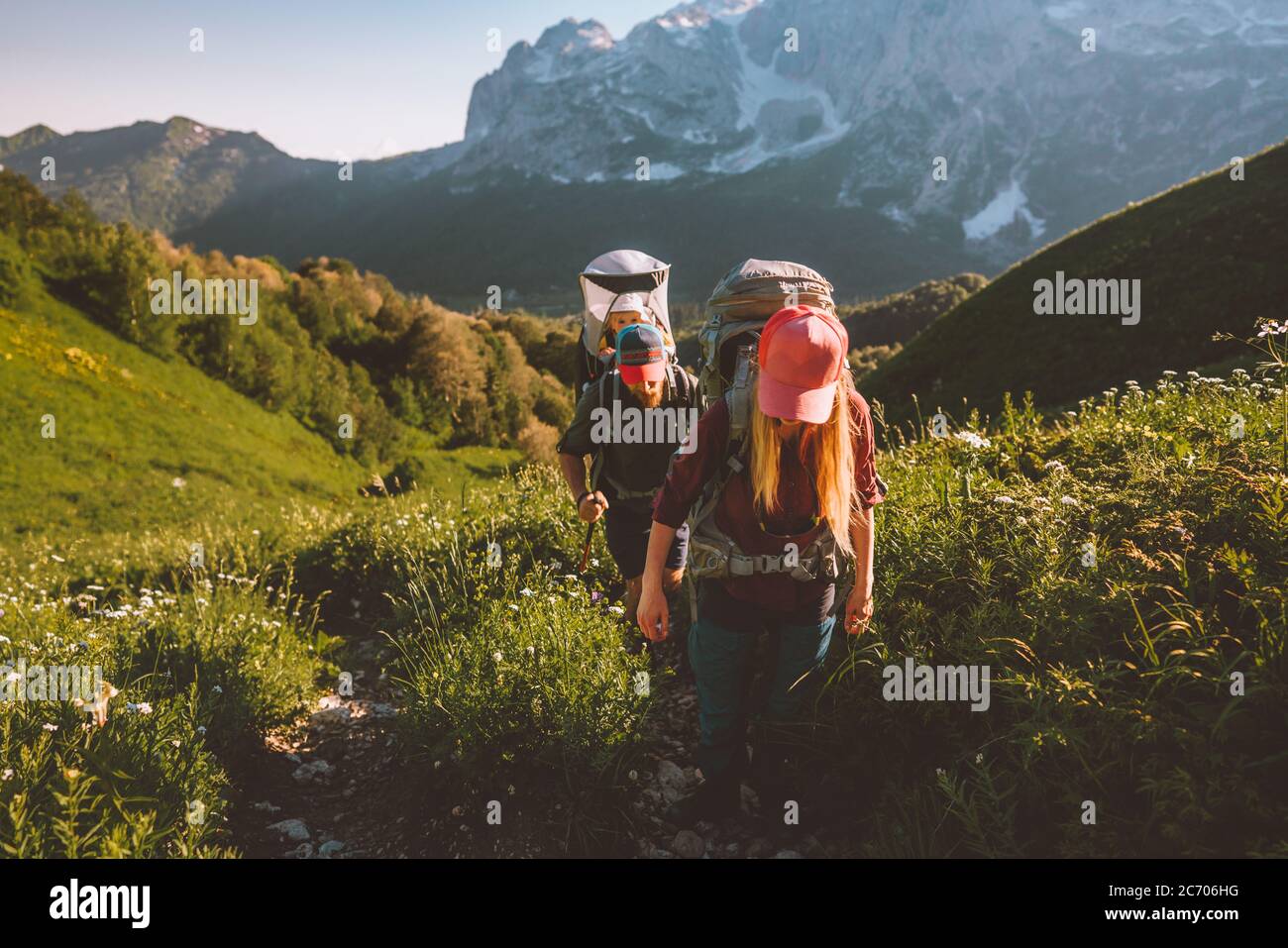 Escursione in famiglia con viaggio bambino vacanza estiva coppia uomo e donna backpacking all'aperto attivo sano stile di vita avventura tour in montagna Foto Stock