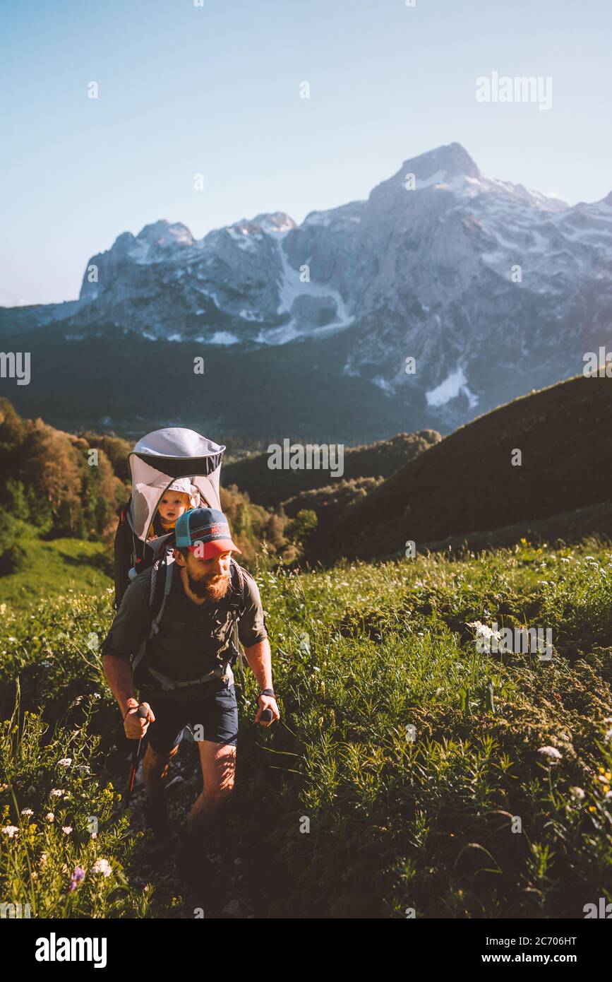 Padre escursioni con bambino figlia in zaino famiglia viaggio vacanza all'aperto in montagna avventura vacanze con bambini sano stile di vita estate activi Foto Stock