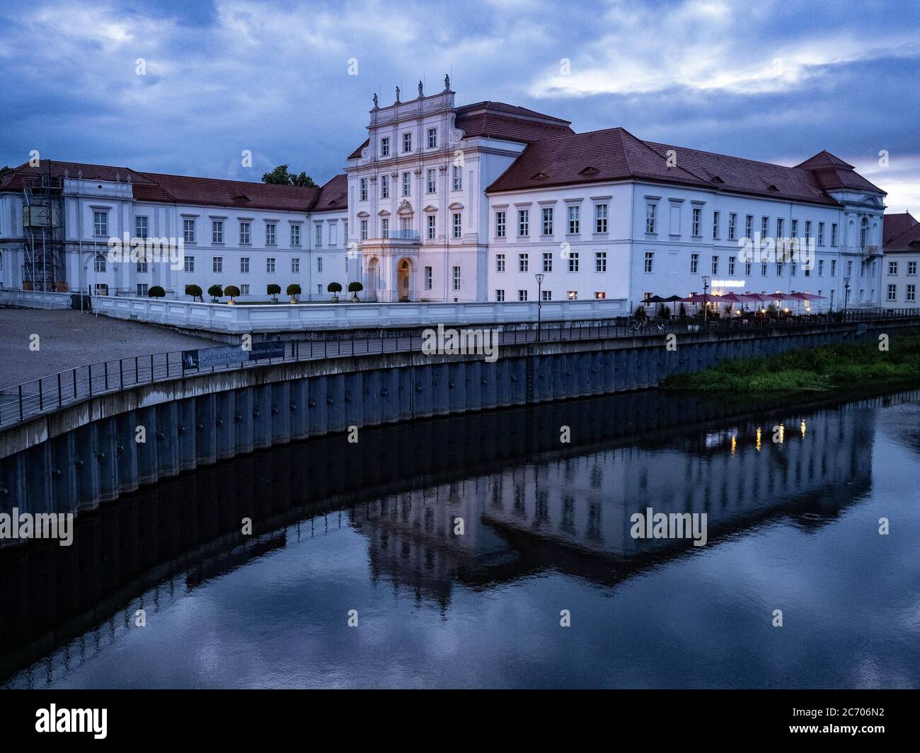 Oranienburg, Germania. 09 luglio 2020. Il castello di Oranienburg (Brandeburgo) si riflette in acqua durante la lunga esposizione in serata. Credit: Paul Zinken/dpa/Alamy Live News Foto Stock