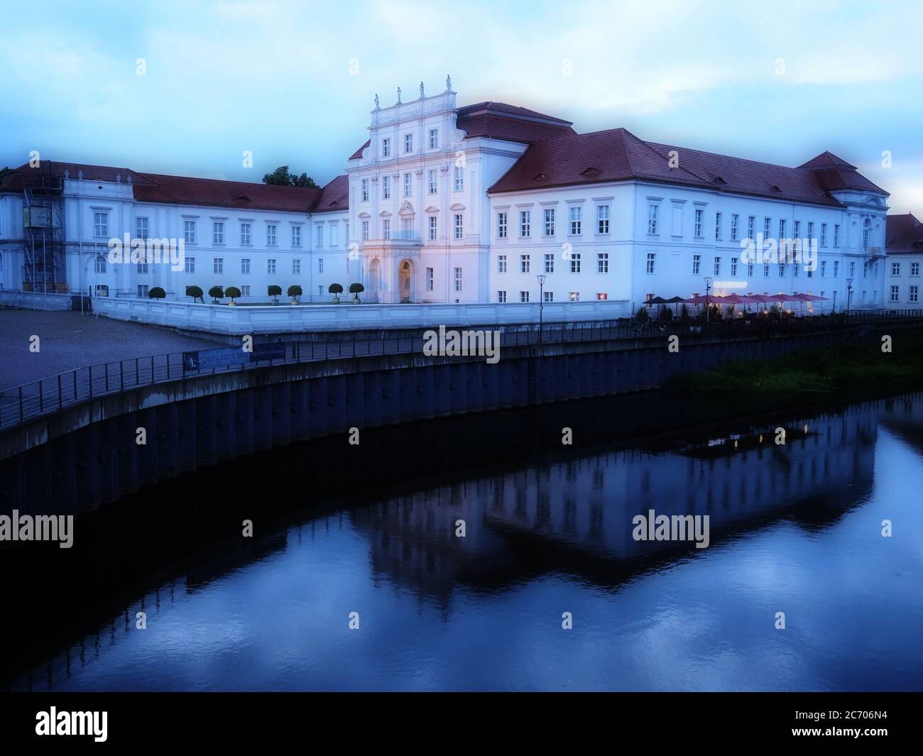 Oranienburg, Germania. 09 luglio 2020. Il castello di Oranienburg (Brandeburgo) si riflette in acqua durante la lunga esposizione in serata. Credit: Paul Zinken/dpa/Alamy Live News Foto Stock