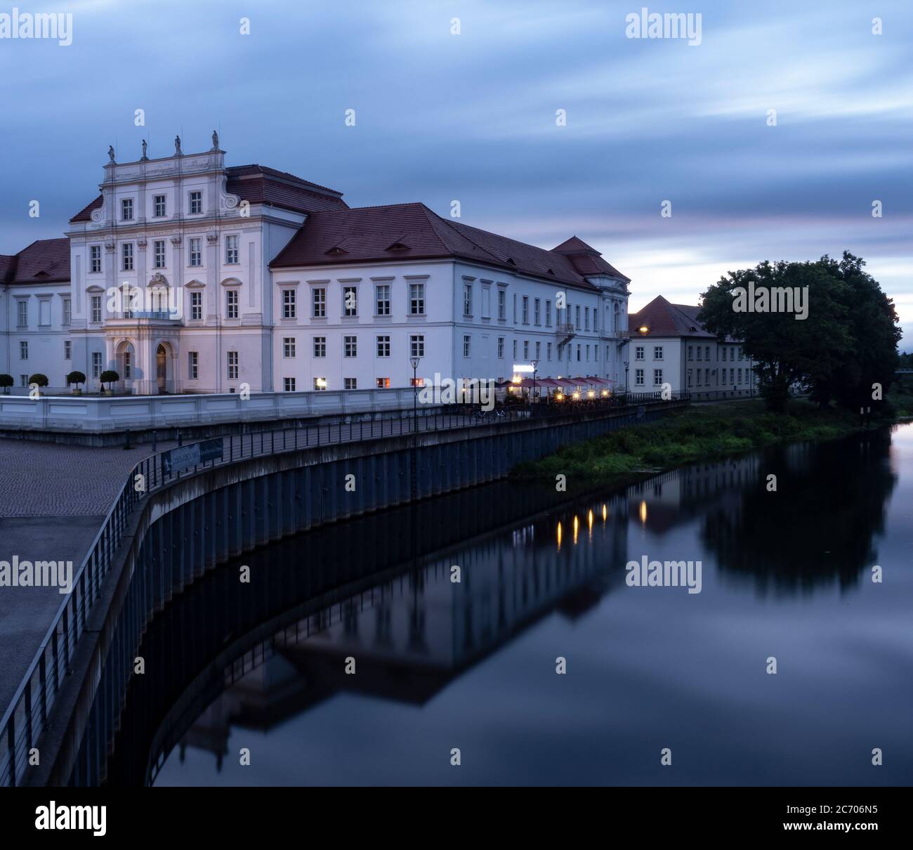 Oranienburg, Germania. 09 luglio 2020. Il castello di Oranienburg (Brandeburgo) si riflette in acqua durante la lunga esposizione in serata. Credit: Paul Zinken/dpa/Alamy Live News Foto Stock