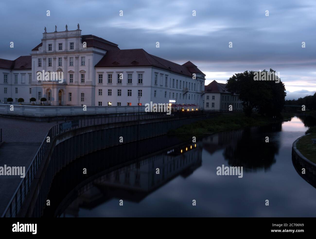 Oranienburg, Germania. 09 luglio 2020. Il castello di Oranienburg (Brandeburgo) si riflette in acqua durante la lunga esposizione in serata. Credit: Paul Zinken/dpa/Alamy Live News Foto Stock