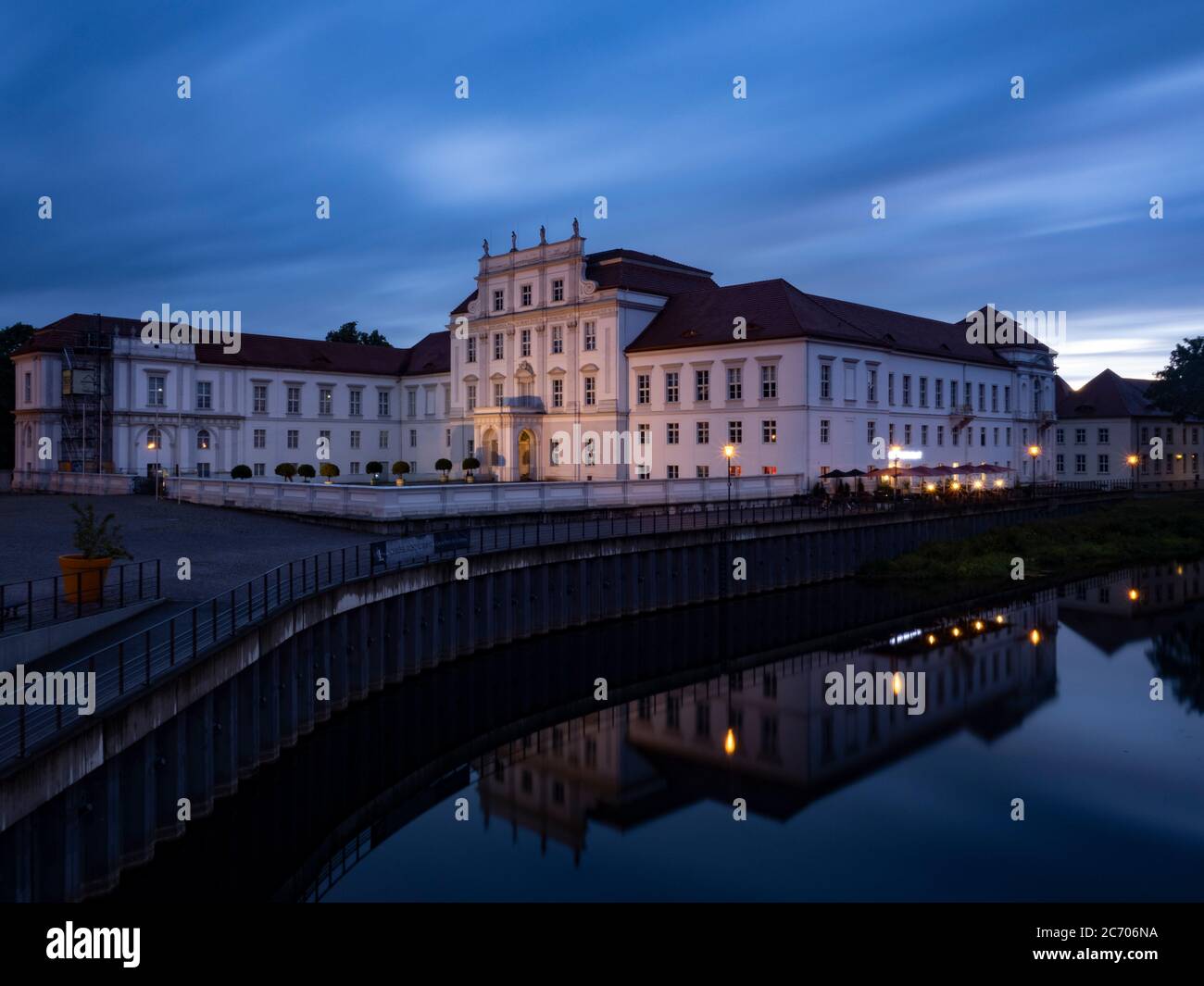 Oranienburg, Germania. 09 luglio 2020. Il castello di Oranienburg (Brandeburgo) si riflette in acqua durante la lunga esposizione in serata. Credit: Paul Zinken/dpa/Alamy Live News Foto Stock
