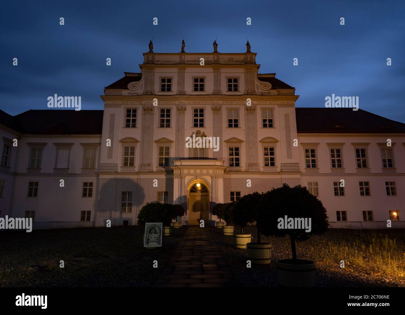 Oranienburg, Germania. 09 luglio 2020. Il castello di Oranienburg (Brandeburgo) si riflette in acqua durante la lunga esposizione in serata. Credit: Paul Zinken/dpa/Alamy Live News Foto Stock