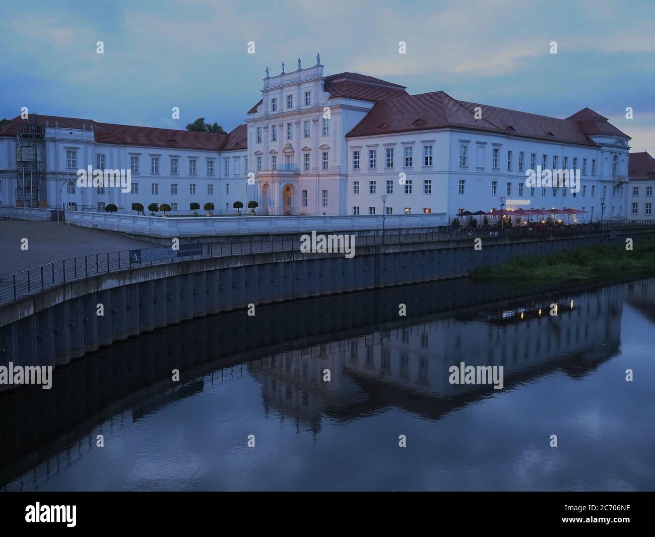 Oranienburg, Germania. 09 luglio 2020. Il castello di Oranienburg (Brandeburgo) si riflette in acqua durante la lunga esposizione in serata. Credit: Paul Zinken/dpa/Alamy Live News Foto Stock