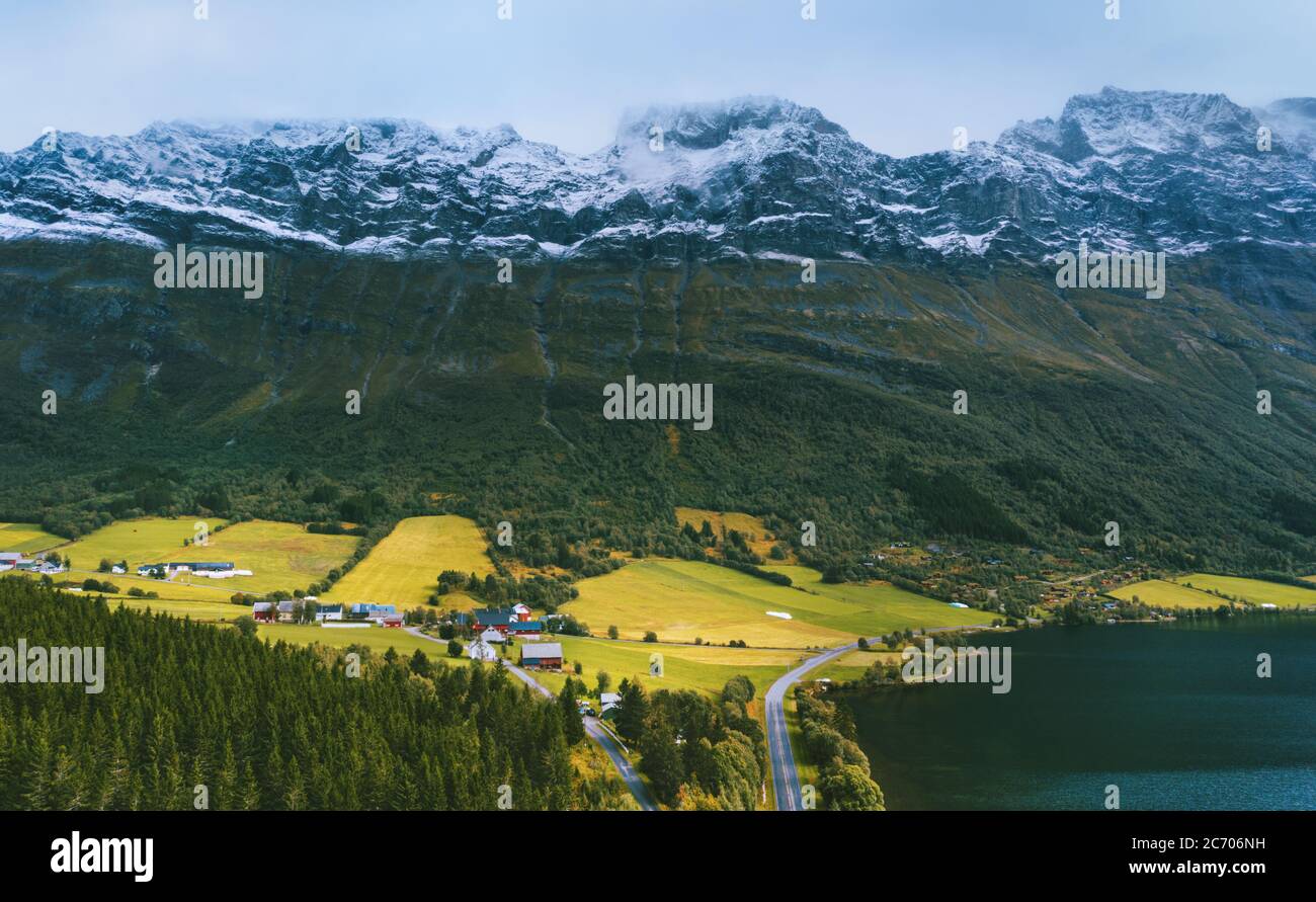 Vista aerea montagne valle e paesaggio villaggio in Norvegia destinazioni di viaggio autunno natura paesaggio Ornesvingen strada per Geiranger fiordo Foto Stock