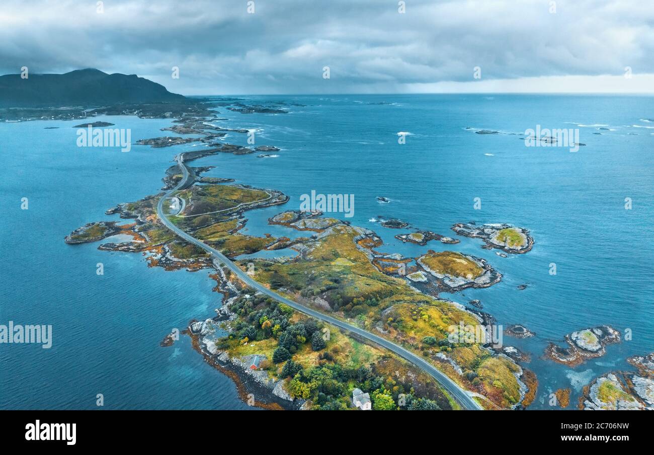 Vista aerea Atlantico oceano strada in Norvegia viaggio drone paesaggio tempestoso cielo natura Moody tempo scandinavia monumenti destinazioni dall'alto Foto Stock