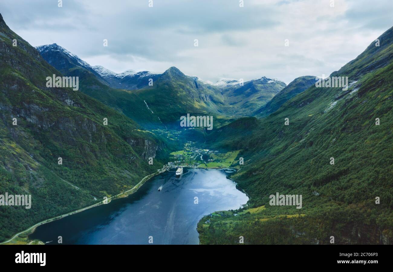 Geiranger fiordo vista aerea montagne paesaggio in Norvegia navi navigazione viaggio scenario famosi monumenti naturali stagione estiva Foto Stock