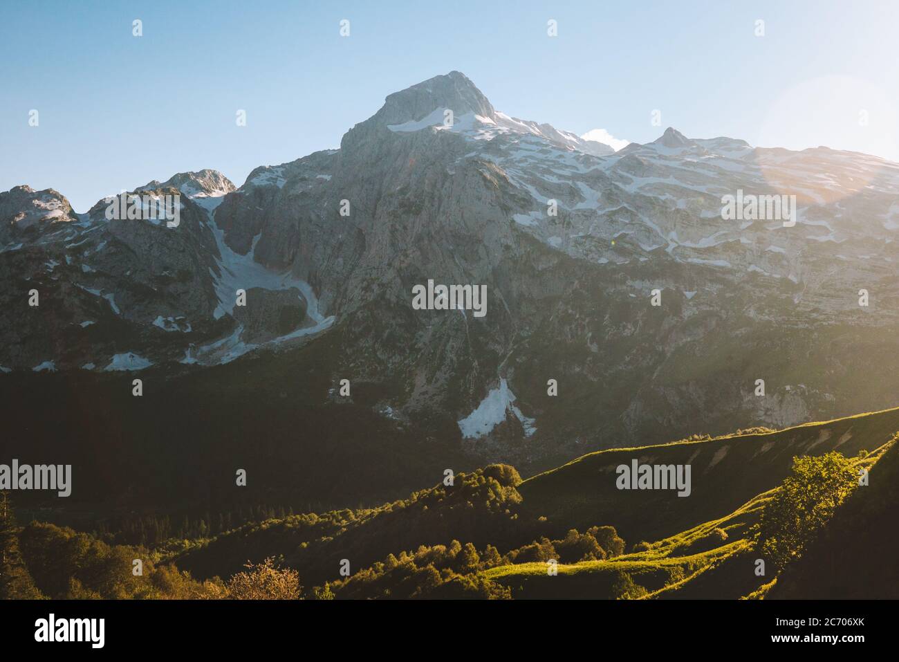 Caucaso montagne tramonto paesaggio estate viaggio natura natura natura natura panoramica vista aerea Foto Stock