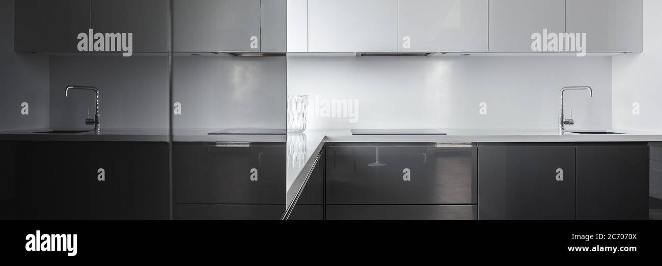 Panorama degli interni con cucina minimalista ed elegante grigio e bianco Foto Stock