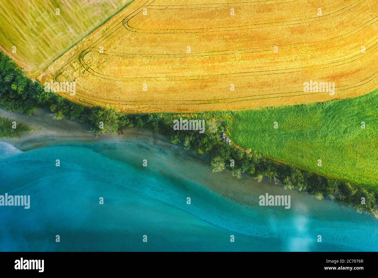 Vista aerea sui campi rurali e il paesaggio del fiume Rauma in Norvegia paesaggio dall'alto valle Romsdalen campagna agricola Foto Stock