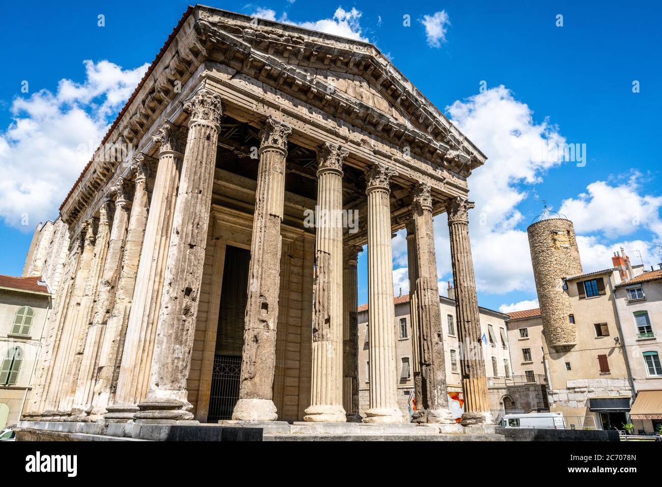 Vista laterale di Auguste e Livie o Augustus e Livia tempio un antico tempio romano a Vienne Isere Francia Foto Stock