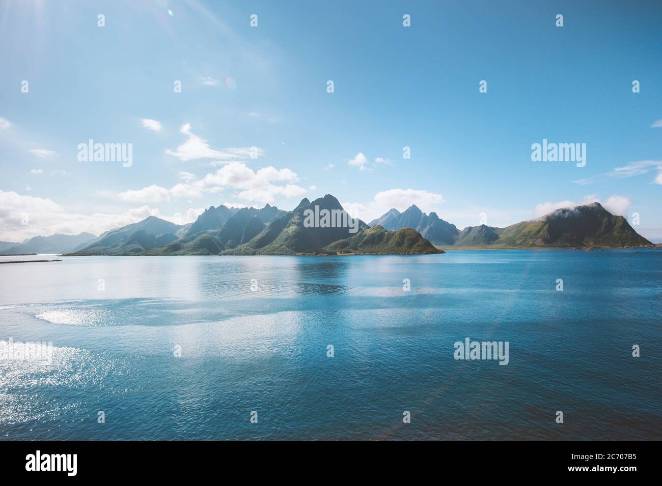 Norvegia paesaggio fiordo e montagne scandinavia natura Vesteralen isole deserto blu mare soleggiato giorno scenario Foto Stock
