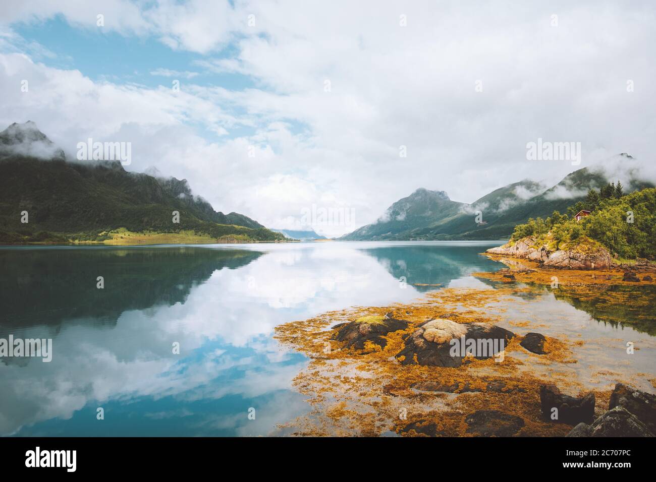 Norvegia paesaggio fiordo e montagne riflessione acqua scandinavia natura bellissime destinazioni di viaggio estate stagione Vesteralen isole Foto Stock