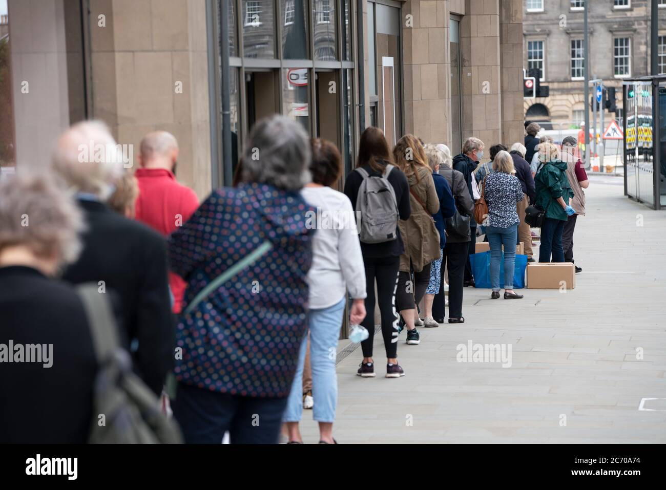 Edimburgo, Scozia, Regno Unito. 13 luglio 2020, lunedì in Scozia, ha visto riaprire i centri commerciali dopo un ulteriore rilassamento del blocco del coronavirus sul commercio. Il grande magazzino John Lewis & Partners ha aperto alle 9.30 dopo una lunga coda all'esterno. Iain Masterton/Alamy Live News Foto Stock