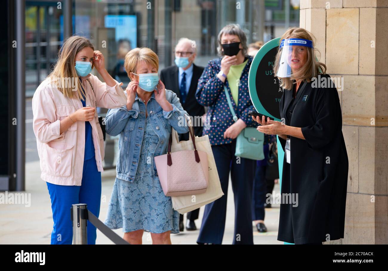 Edimburgo, Scozia, Regno Unito. 13 luglio 2020, lunedì in Scozia, ha visto riaprire i centri commerciali dopo un ulteriore rilassamento del blocco del coronavirus sul commercio. Il grande magazzino John Lewis & Partners ha aperto alle 9.30 dopo una lunga coda all'esterno. Iain Masterton/Alamy Live News Foto Stock