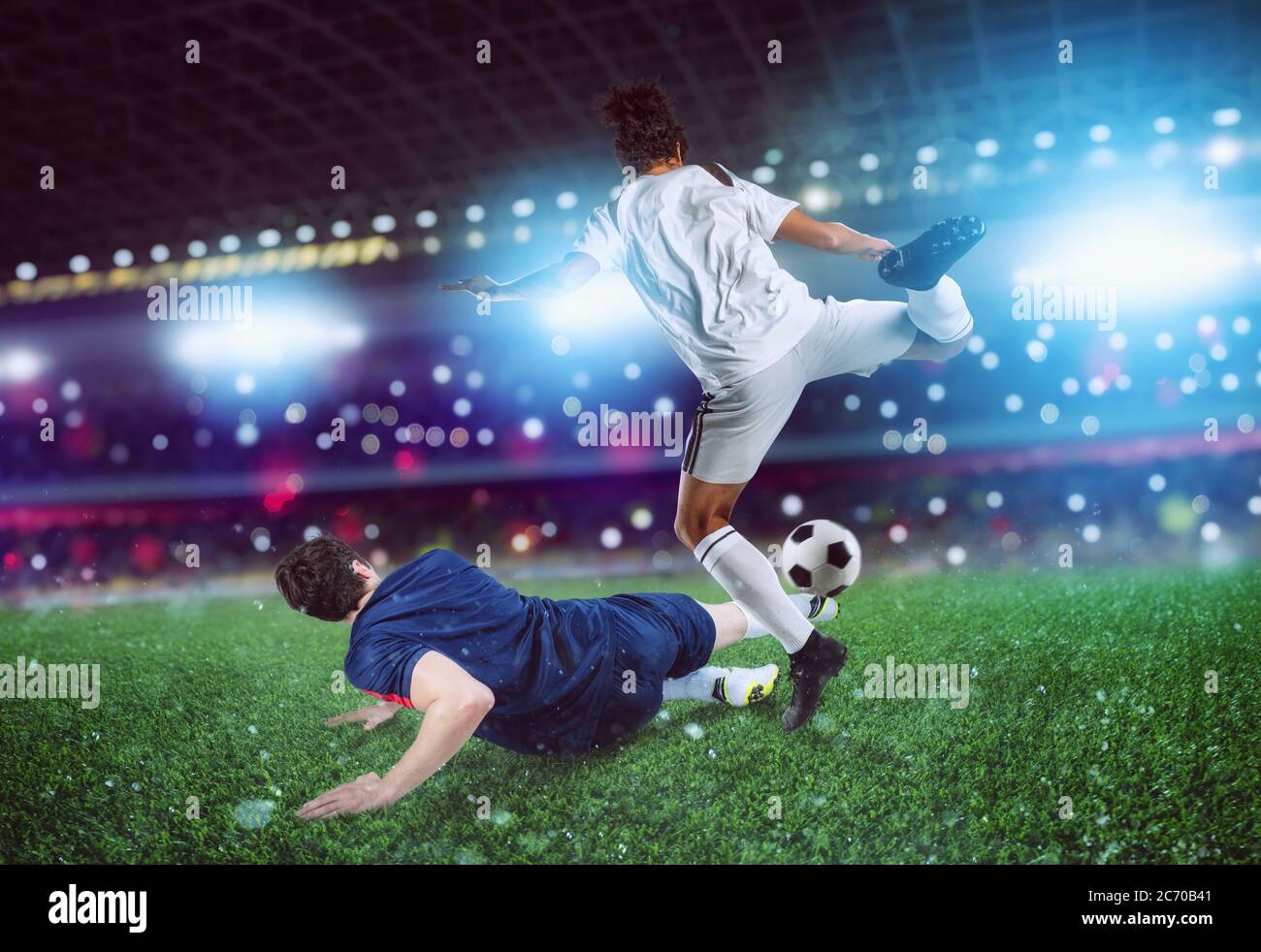Scena di calcio con concorrenti i giocatori di calcio allo stadio Foto Stock