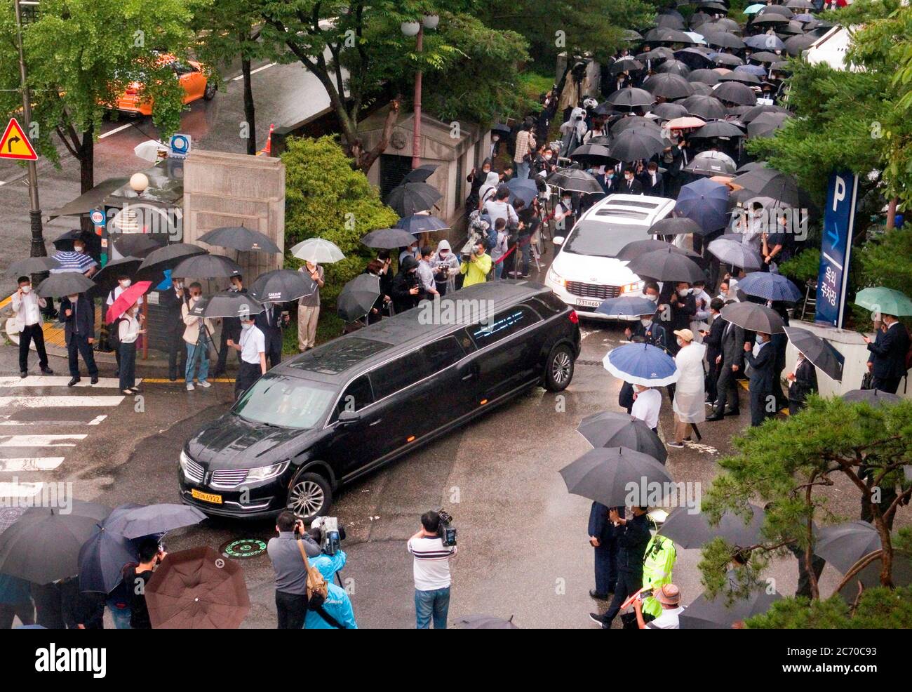 Seoul, Corea del Sud. 13 luglio 2020. Un'udienza che porta una bara contenente il corpo del compianto Seoul Mayor Park Won-soon lascia Seoul National University Hospital per andare all'edificio del Municipio di Seoul per i suoi funerali a Seoul, Corea del Sud. Park Won-soon era sindaco a tre anni ed era considerato un potenziale candidato presidenziale. Fu trovato morto all'inizio di luglio 10. I media locali hanno riferito che Park è stato accusato di molestare sessualmente la sua ex assistente femminile. Credit: AFLO Co. Ltd./Alamy Live News Foto Stock
