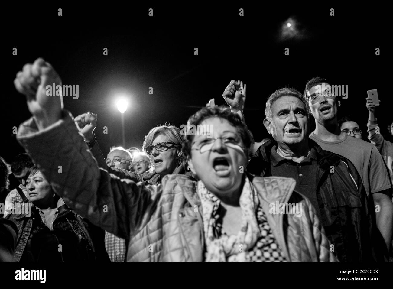 Gli abitanti di un villaggio esausto celebrano la fine del referendum e il successo cantano la canzone 'Els Segadors', inno della Catalogna. Data: 01-10-2017. Foto: Xabier Mikel Laburu. Dopo i preparativi del referendum, la polizia spagnola ha fatto molte operazioni per individuare i riquadri di voto e dimensionarli. Nonostante abbia confiscato diversi balletti e materiale per la campagna, non sono state trovate scatole durante le operazioni. L'organizzazione del referendum è stata tenuta in stretta segretezza, fino al punto che a Riudaura solo tre persone erano a conoscenza dell'organizzazione e tutti avevano informazioni frammentate Foto Stock