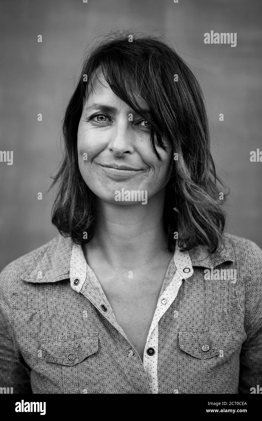 Ritratto di Mirem (39), insegnante di scuola superiore in una città vicina e madre di tre che vivono nel villaggio di Mura, Spagna. Data: 27-09-2016. Foto: Xabier Mikel Laburu. Miriam è di origine basca e vive in Catalogna dal 2003. Nonostante sia cresciuta in un ambiente di Abertzale (movimento politico legato al nazionalismo basco), riconosce che con l'età sta iniziando a porsi domande sulla filosofia nazionalista. Nonostante ciò, ha votato a favore dell'uscita catalana della Spagna, poiché ritiene che si tratti di un esercizio democratico e non si sente identificata con la c spagnola Foto Stock