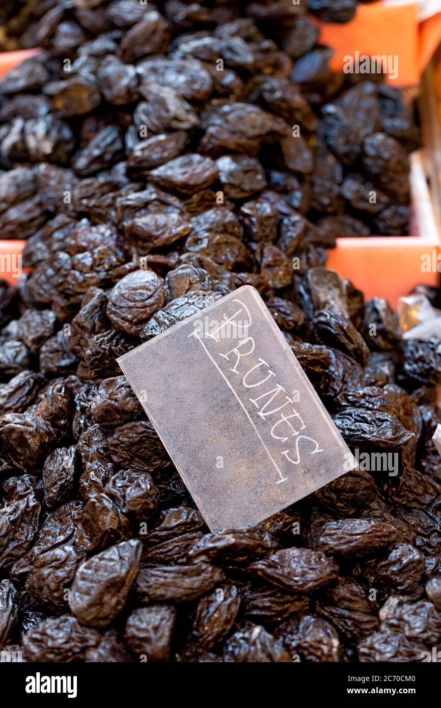 Prugne biologiche, sane, prugne secche, in esposizione per la vendita in uno stand di mercato a Borough Market, Londra, Inghilterra Foto Stock