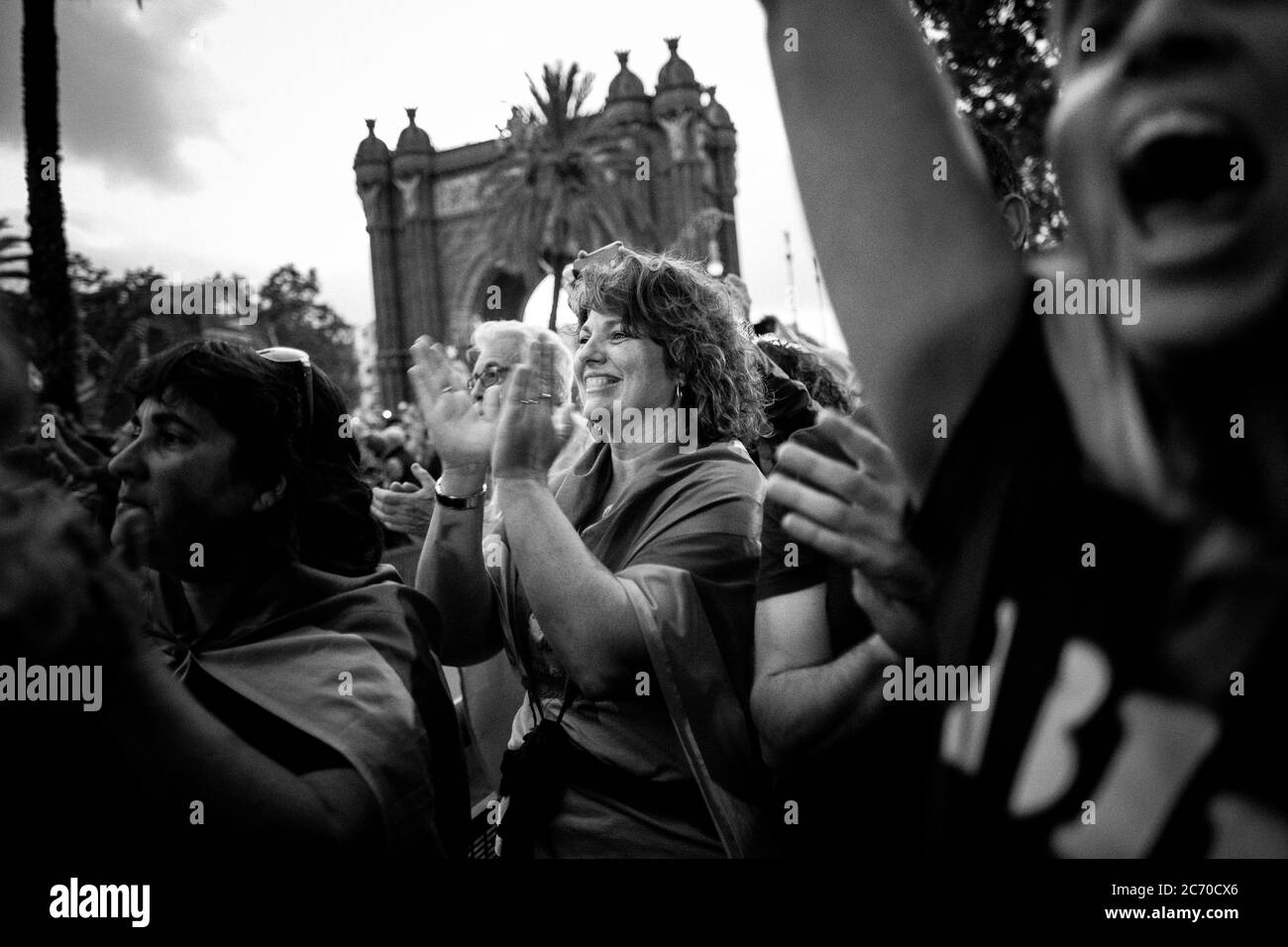 Carme celebra la dichiarazione di indipendenza di Puigdemon, prima della sua sospensione durante una manifestazione in un viale di Barcellona, Spagna. Data: 10/10/2017. Foto: Xabier Mikel Laburu. Un gruppo di abitanti di Riudaura decise di recarsi a Barcellona sperando di vedere come Carles Puigdemon, presidente della Generalitat, avrebbe dichiarato l'indipendenza della Catalogna. Foto Stock