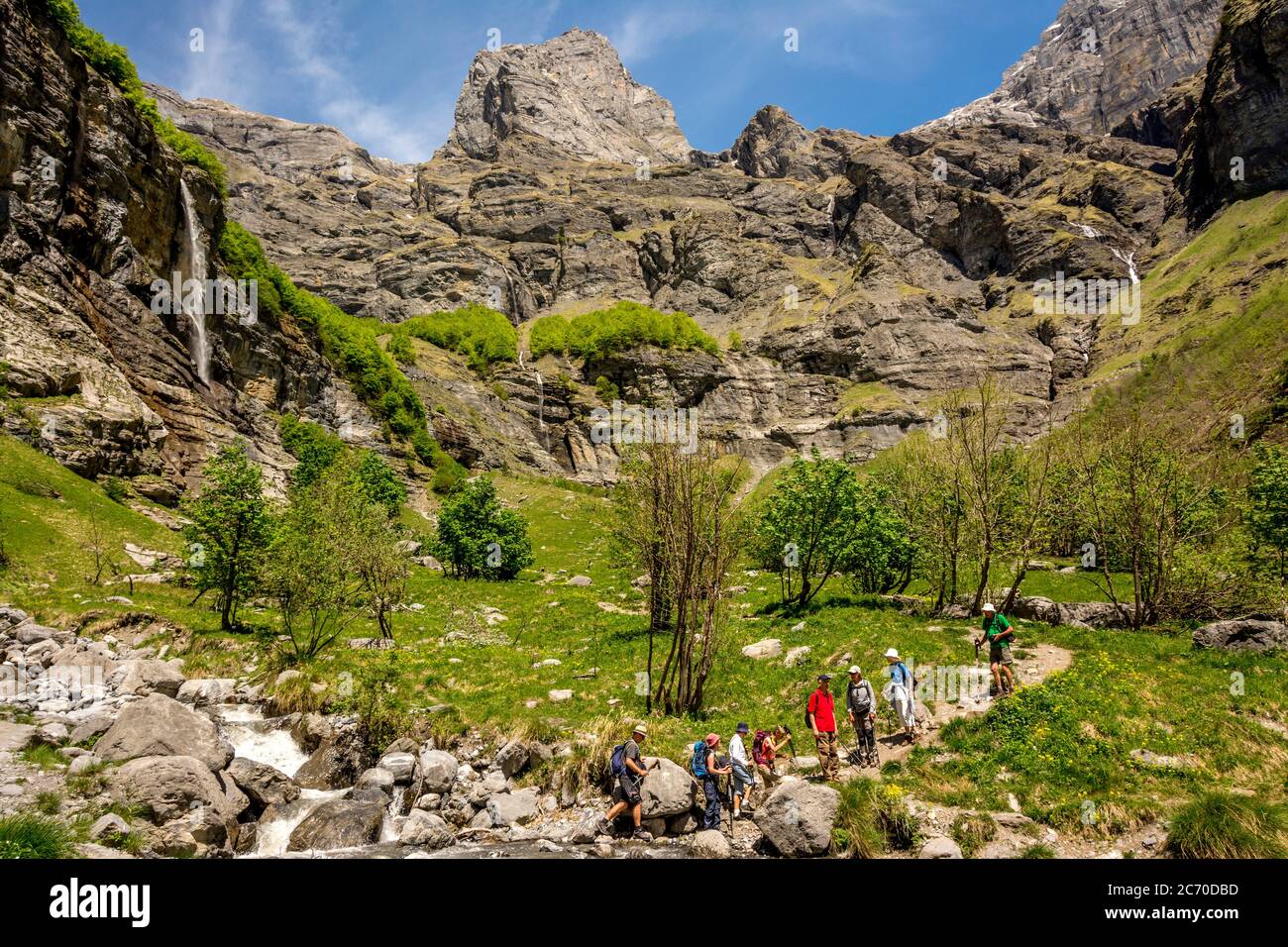 Escursionisti in Cirque du Fer a Cheval classificato Grand Site de France. Le vette di montagna calcaree a Sixt Fer a Cheval. Alpi francesi. Alta Savoia. Francia Foto Stock