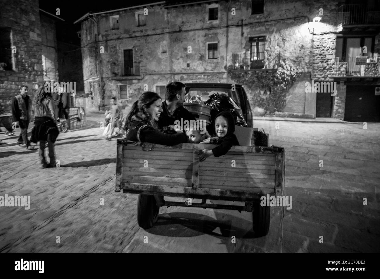 Una famiglia si siede in un rimorchio dopo aver raccolto parte delle cose dal partito 'Catanyada' a Riudaura, Spagna (Catalogna). Data: 28/10/2017. Fotografo: Xabier Mikel Laburu. La 'Castanyada' è un festival tradizionale che si svolge nei primi giorni d'autunno dove le castagne vengono arrostite. Oggi la 'Castanyada' si mescola anche con le tradizioni di Halloween. Foto Stock